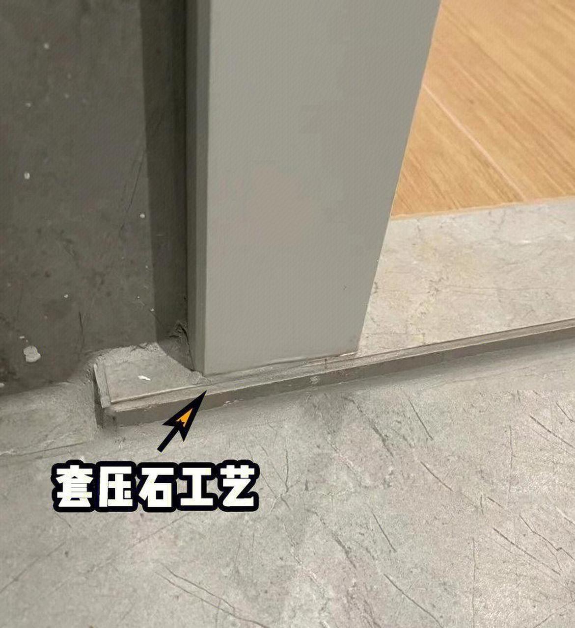 卫生间的门槛石是一定要装的,除了过渡地面材质之外,还有个很重要的