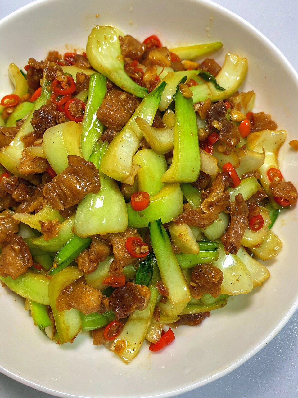 1,五花肉少油下锅煸炒出油脂,下蒜末小米辣加少许生抽老抽一起炒香 2