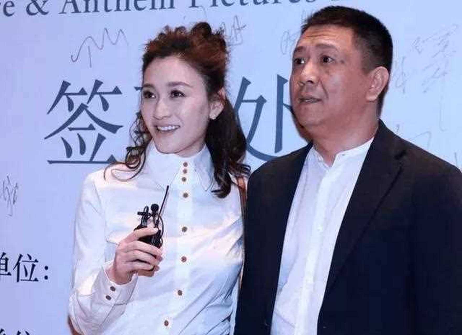 演员李小冉与老公合影照[庆祝]