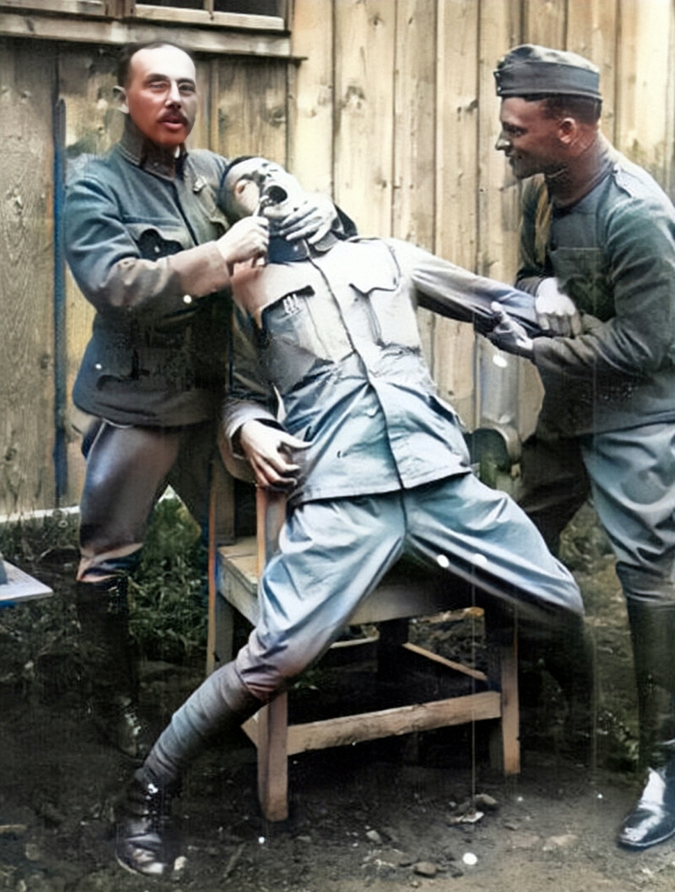 第一次世界大战期间,奥匈帝国军队中,一名士兵牙痛难忍.