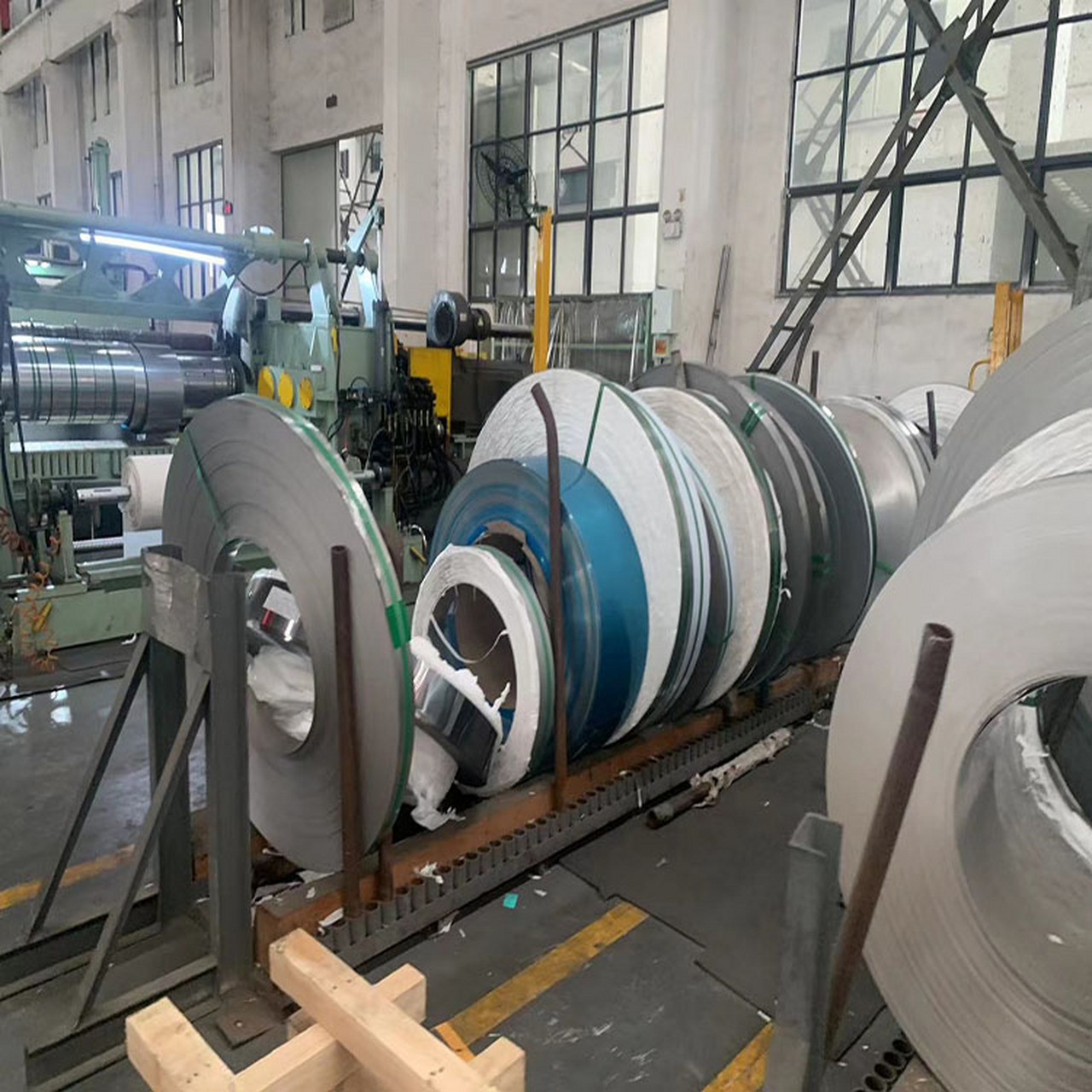 403不锈钢是马氏体不锈钢,具有加工性好,具有较好的耐热性,403不锈钢