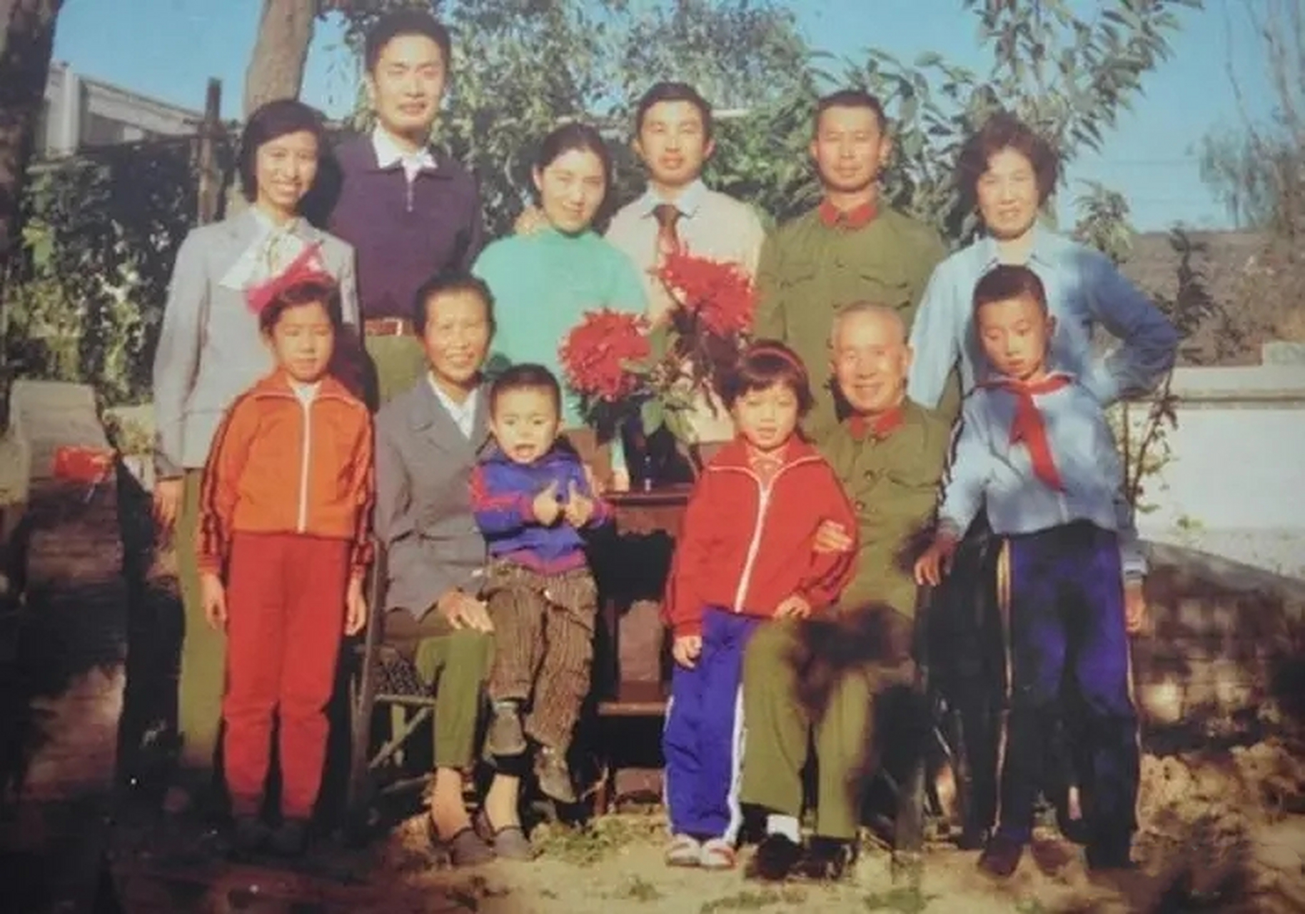 粟裕将军晚年,和家人们一起的珍贵合影,孙子,孙女依偎在他的旁边,真