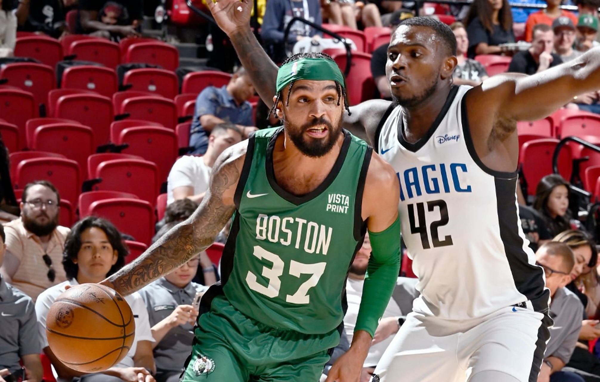 前勇士球员迈克尔-穆尔德(mychal mulder)代表凯尔特人出战夏季联赛