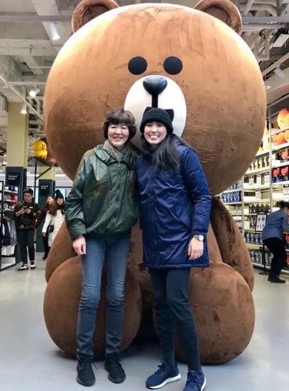 身高189cm的女儿白浪同妈妈一样高挑出众,俩人同穿运动风羽绒服配牛仔