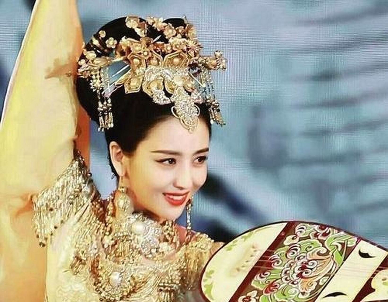 而之后佟丽娅在华表奖上表演敦煌飞天舞,敦煌仙女造型一出场就令人