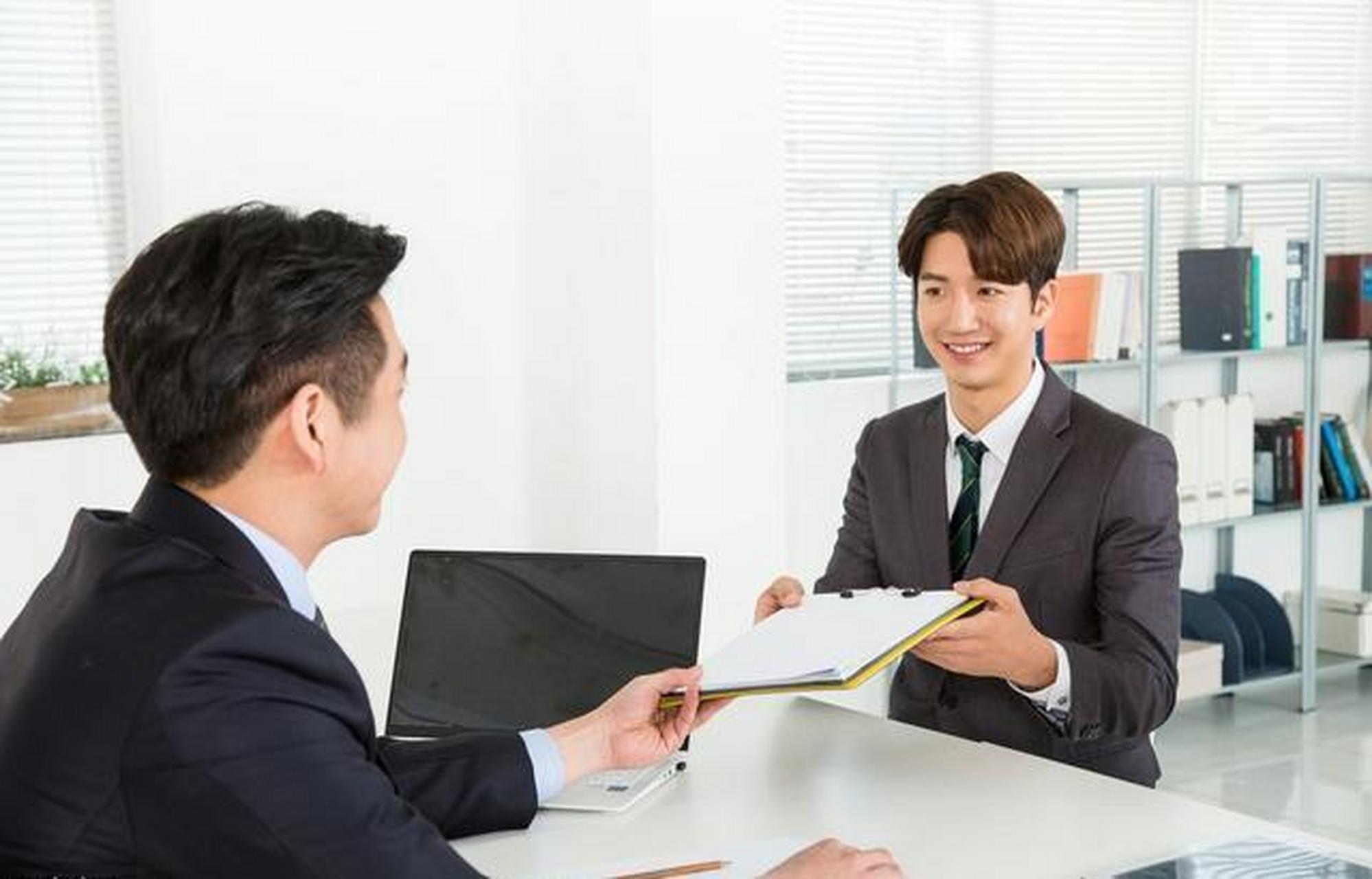 人资帮招了个应届毕业生,小伙子姓王,长的一表人才,做事也很踏实,领导