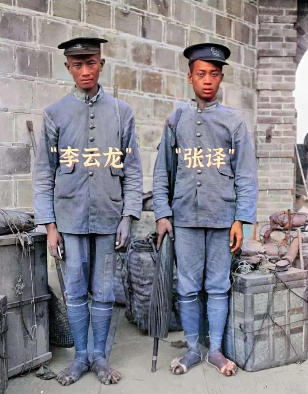 100多年前,长得像影视明星的两位川军士兵.