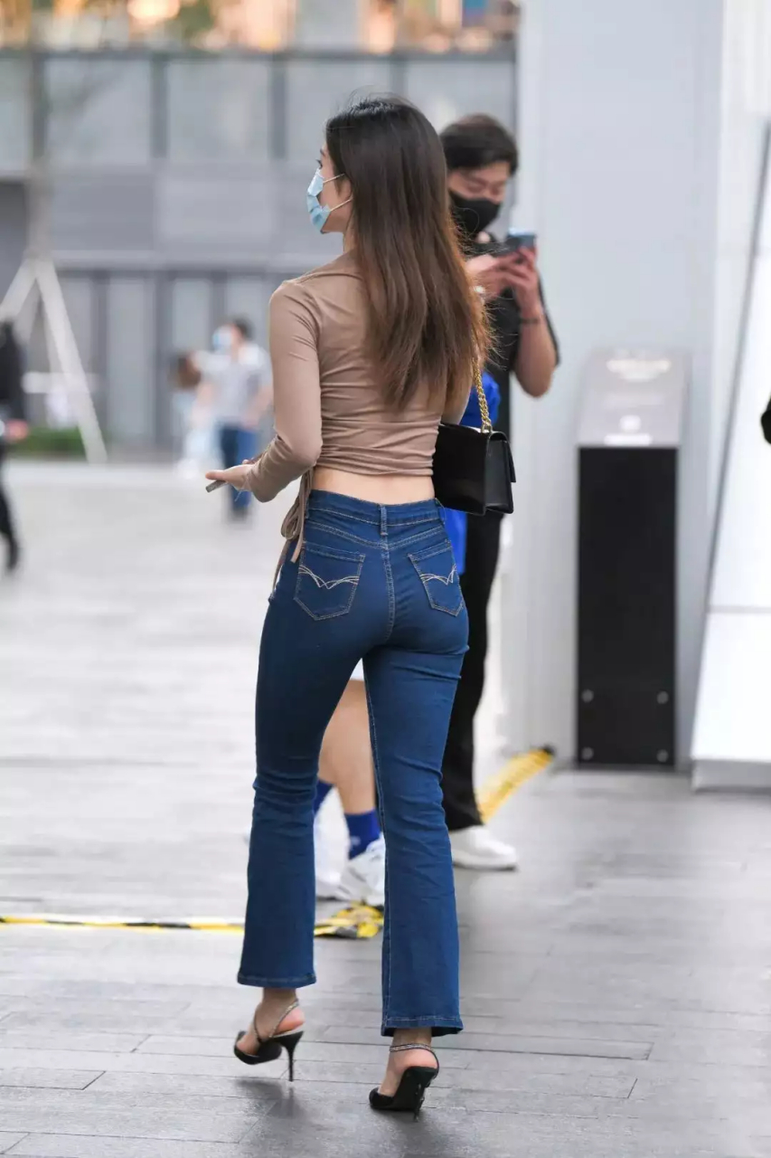 身材曼妙的小姐姐,深蓝色喇叭牛仔裤搭配细高跟凉鞋,更显淑女风范