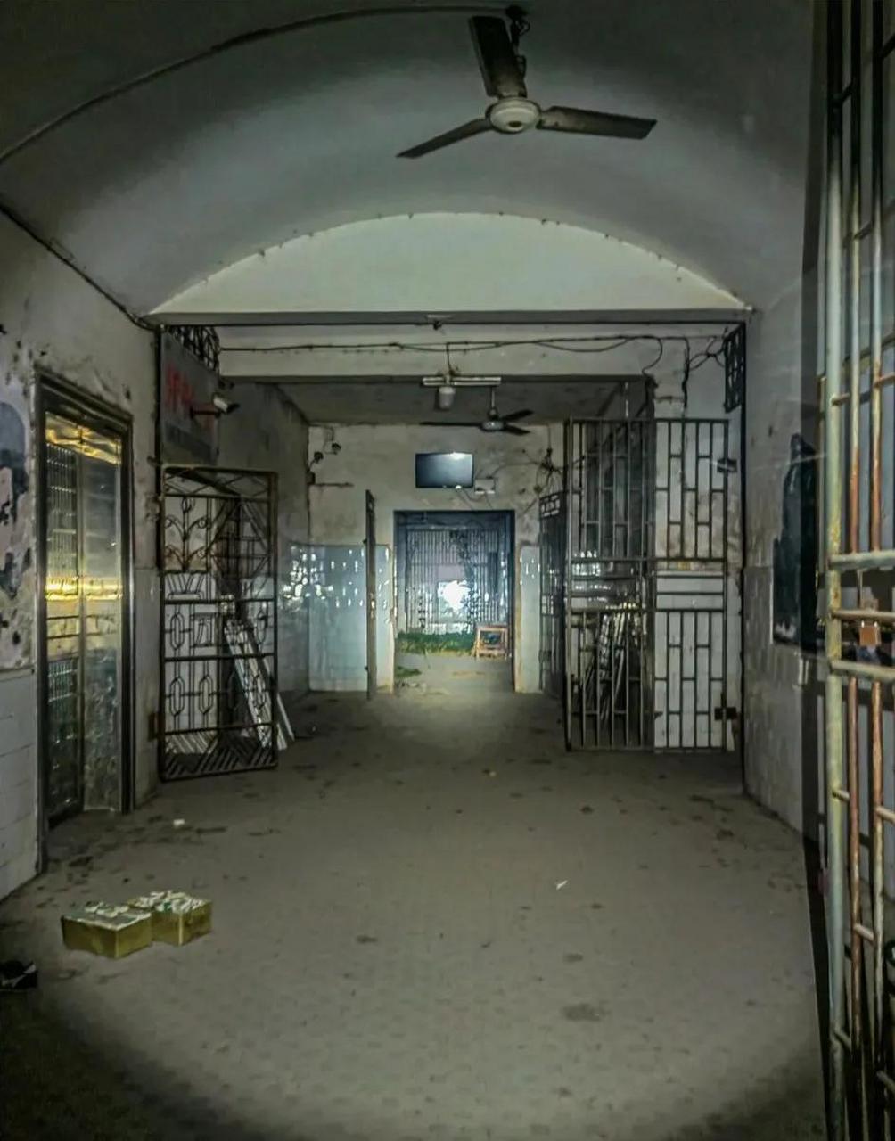 听说这是佛山一家废弃的精神病医院,有的时候真的无法理解… 一堆东西