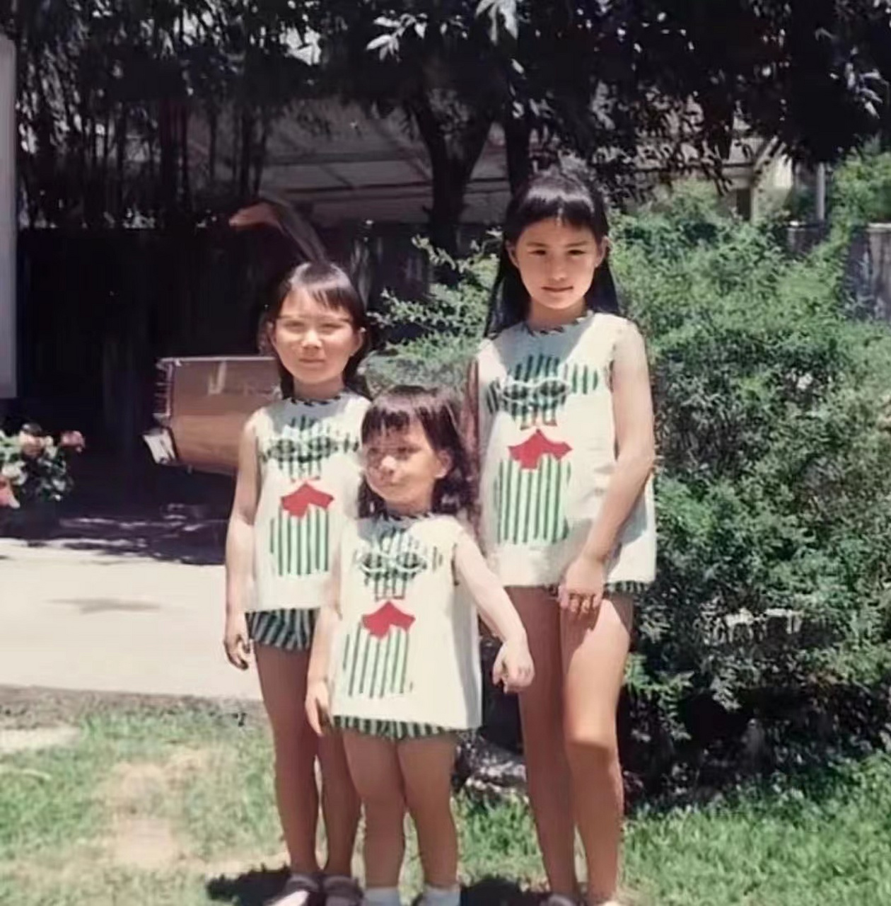 何超琼小时候的照片,那时候就能看得出以后一定是能成大事的人