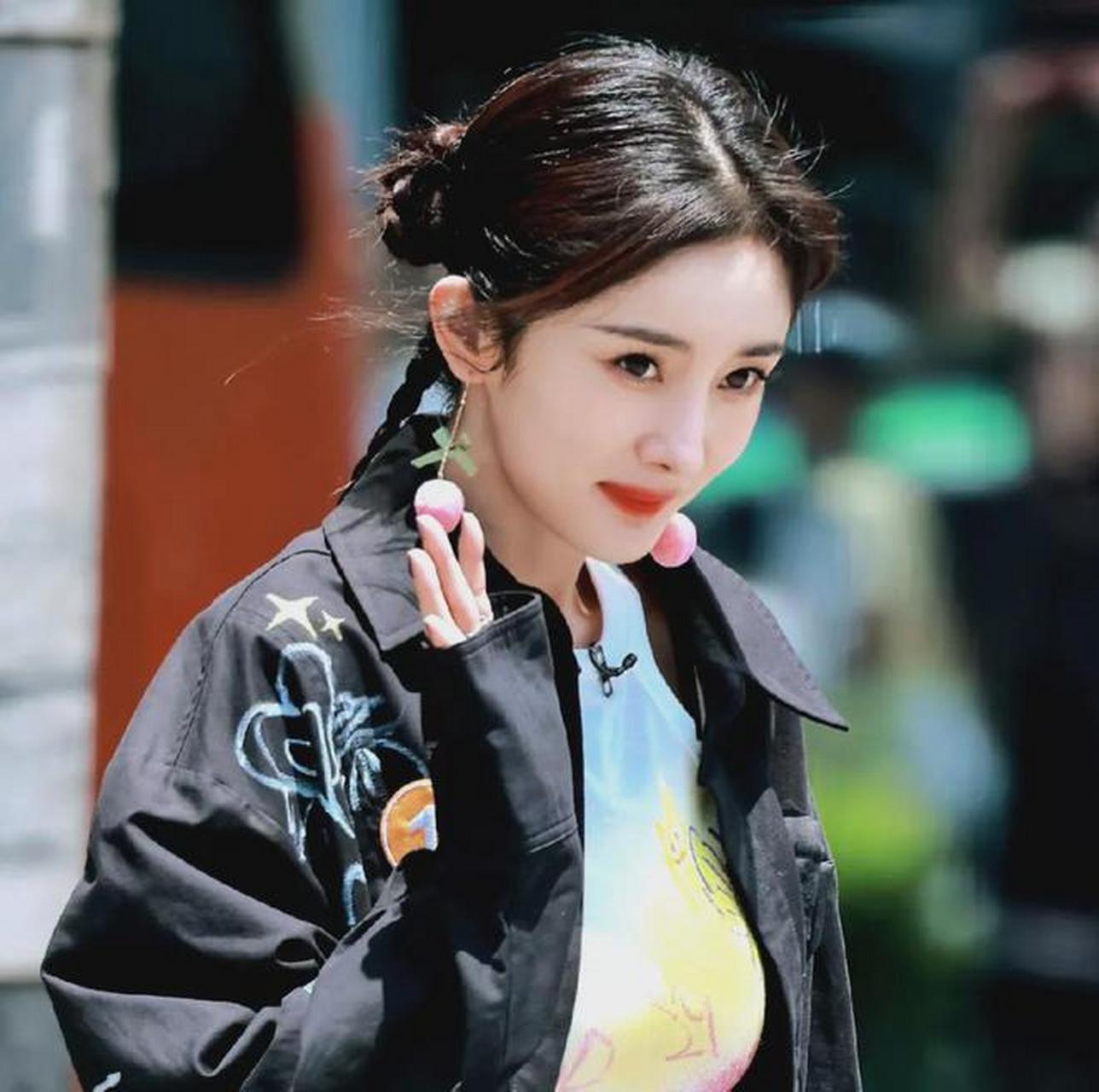 近日,中国女演员杨幂再次成为了网友们热议的话题.