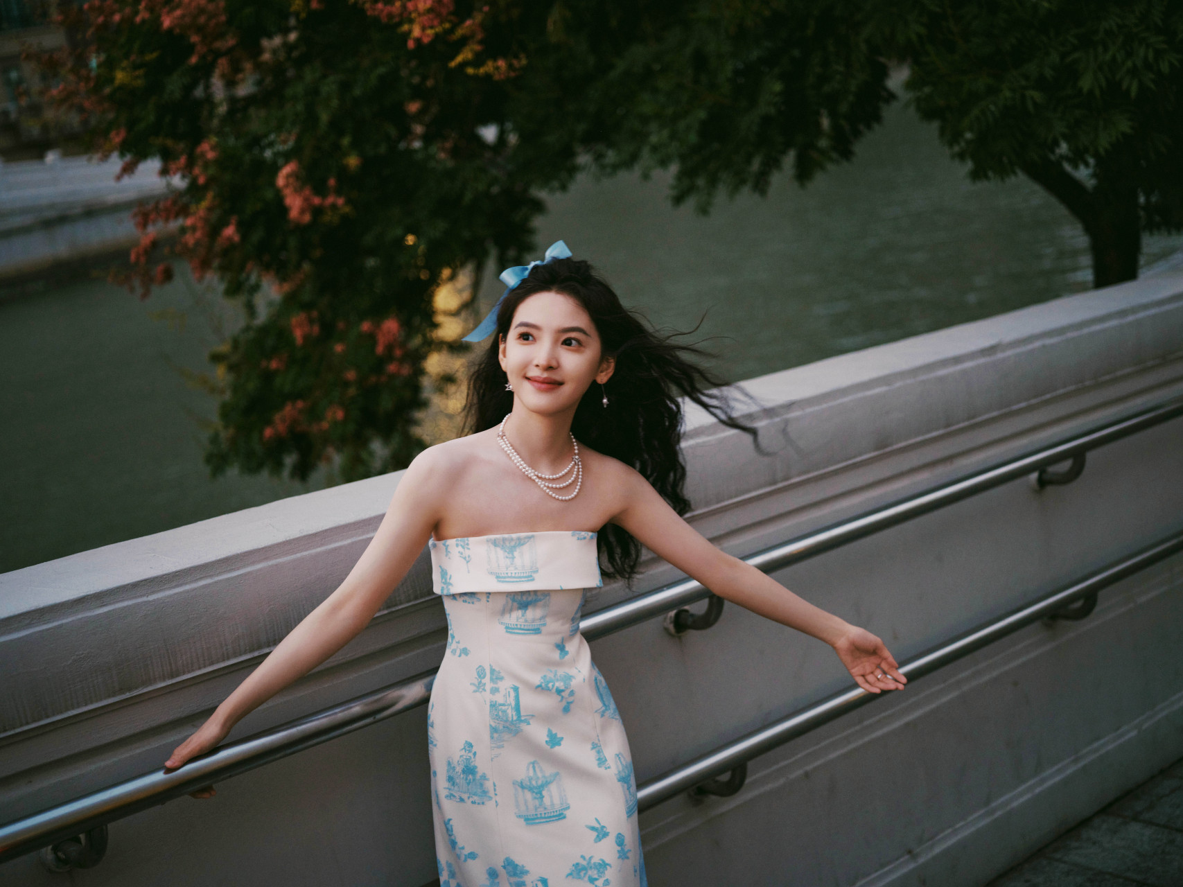 章若楠印花抹胸裙,清新可人甜度满分.