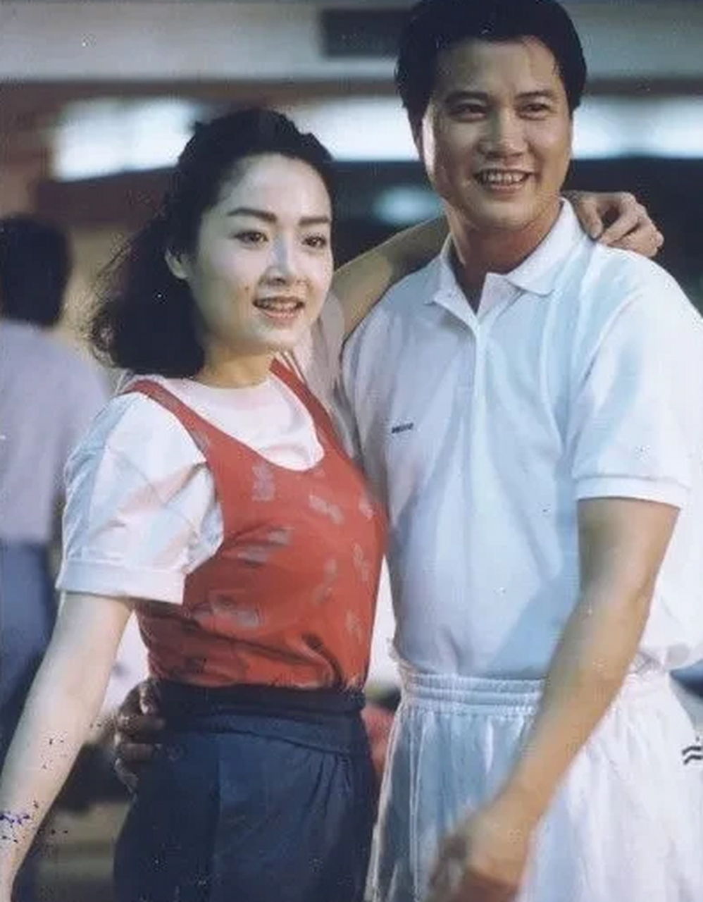 1984年,26岁的女明星恬妞被印尼富商叶聪豪疯狂追求,叶聪豪甚至扬言说