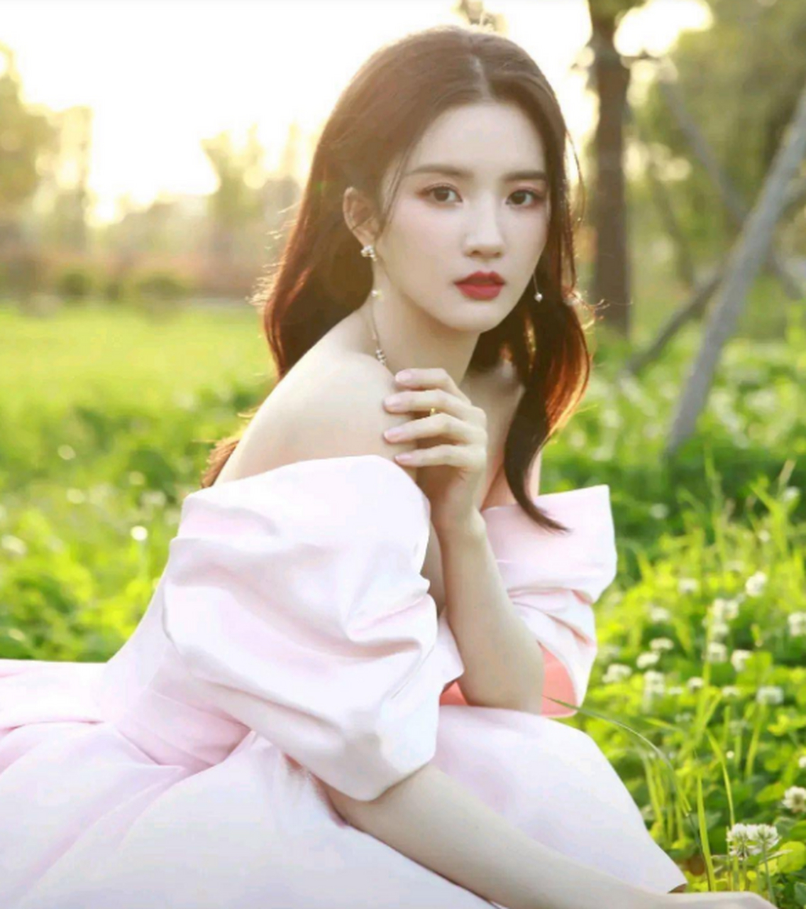 刘些宁晒美图,穿淡粉色抹胸礼服裙,像个公主一样美.