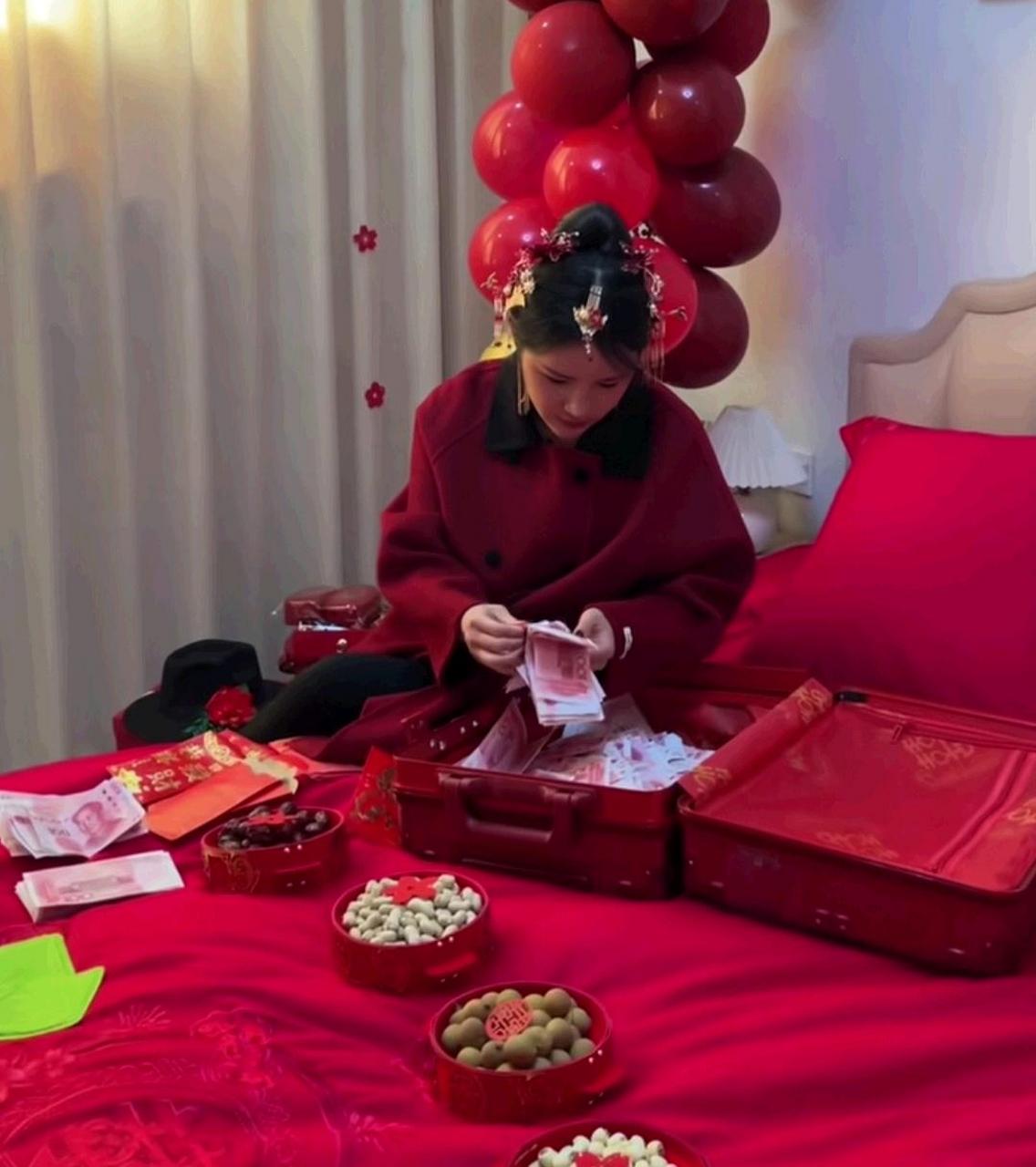 这才是真正的新婚之夜,新娘坐在床上数钱.[鲜花]