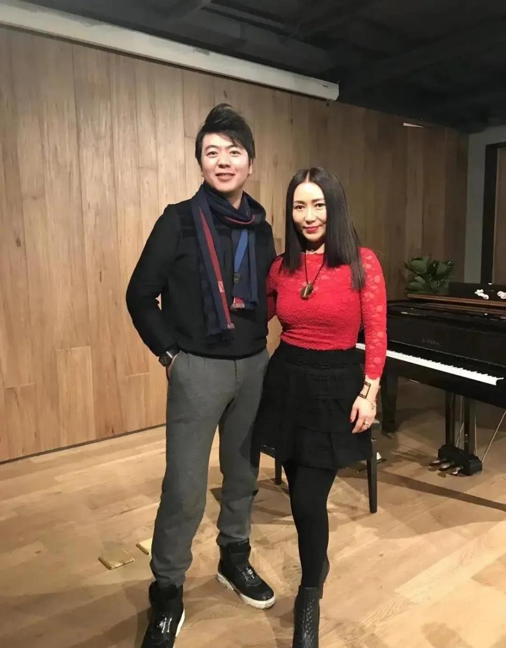 gif创作人# 曾经轰动北京城的著名歌手程琳,五十多岁的她也太美了吧.