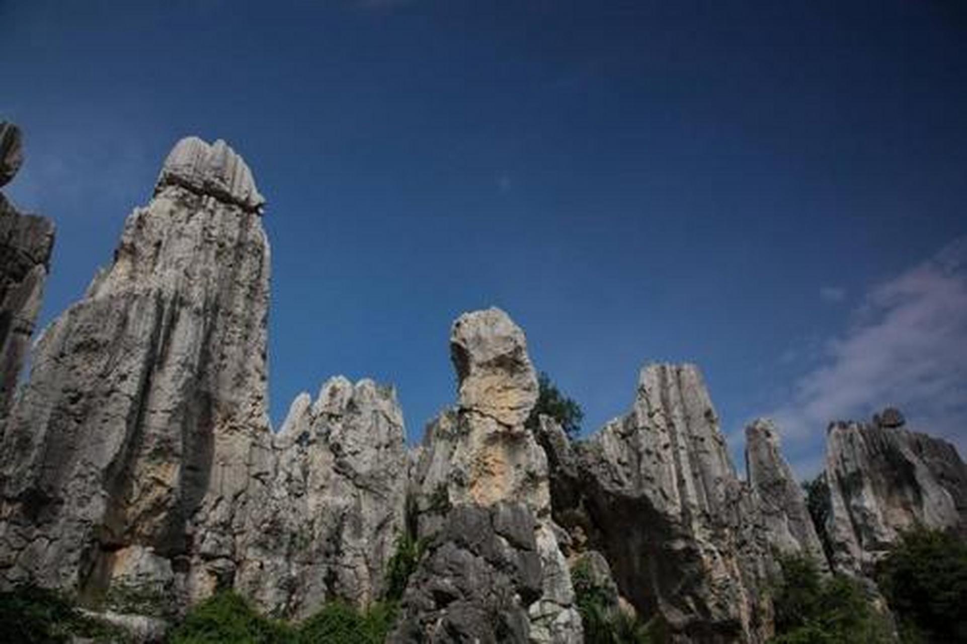 海南鬼山是黎族禁地,这里的每一块岩石都像一把宝剑一样,守卫着世代