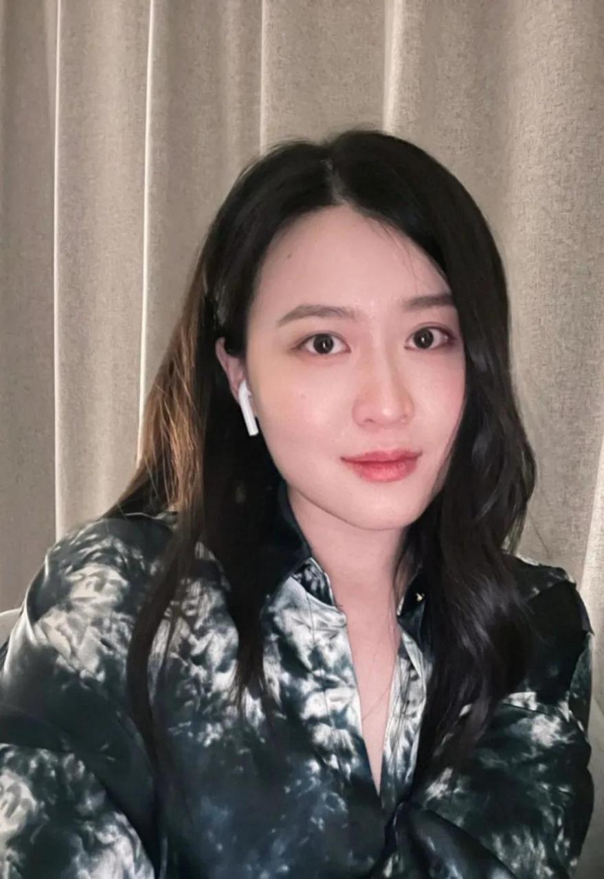 下巴要圆润不能是网红锥子脸,眼神要清澈有光,剩下的就是柳叶眉樱桃嘴