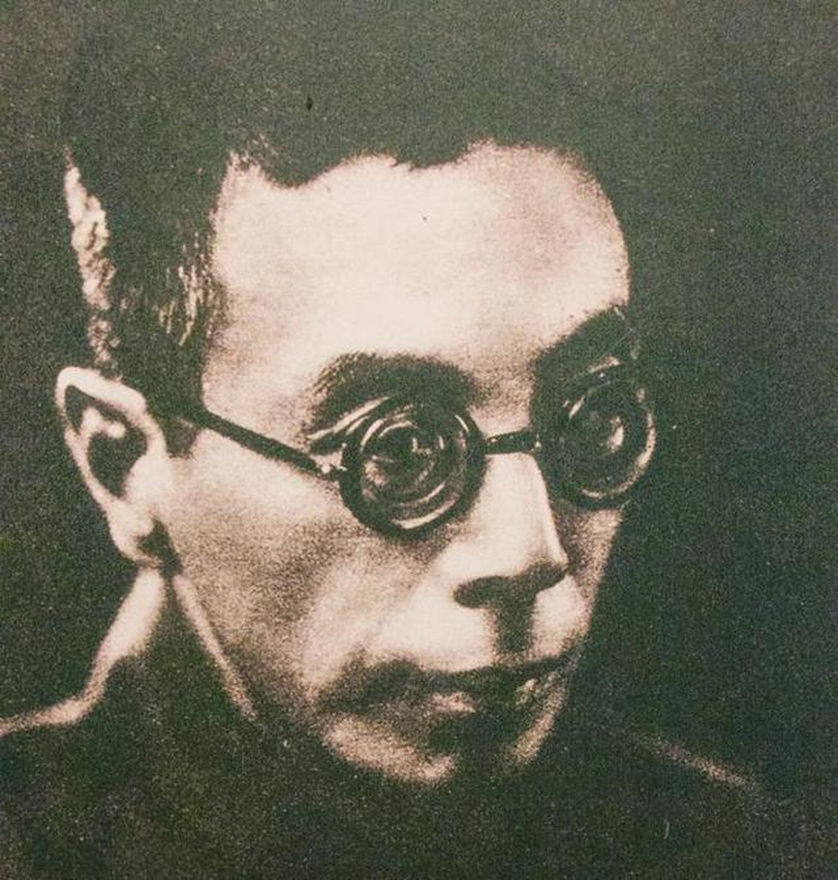 清光绪二十八年(1902),张静江以一等参赞身份,随驻法公使孙宝琦出国.