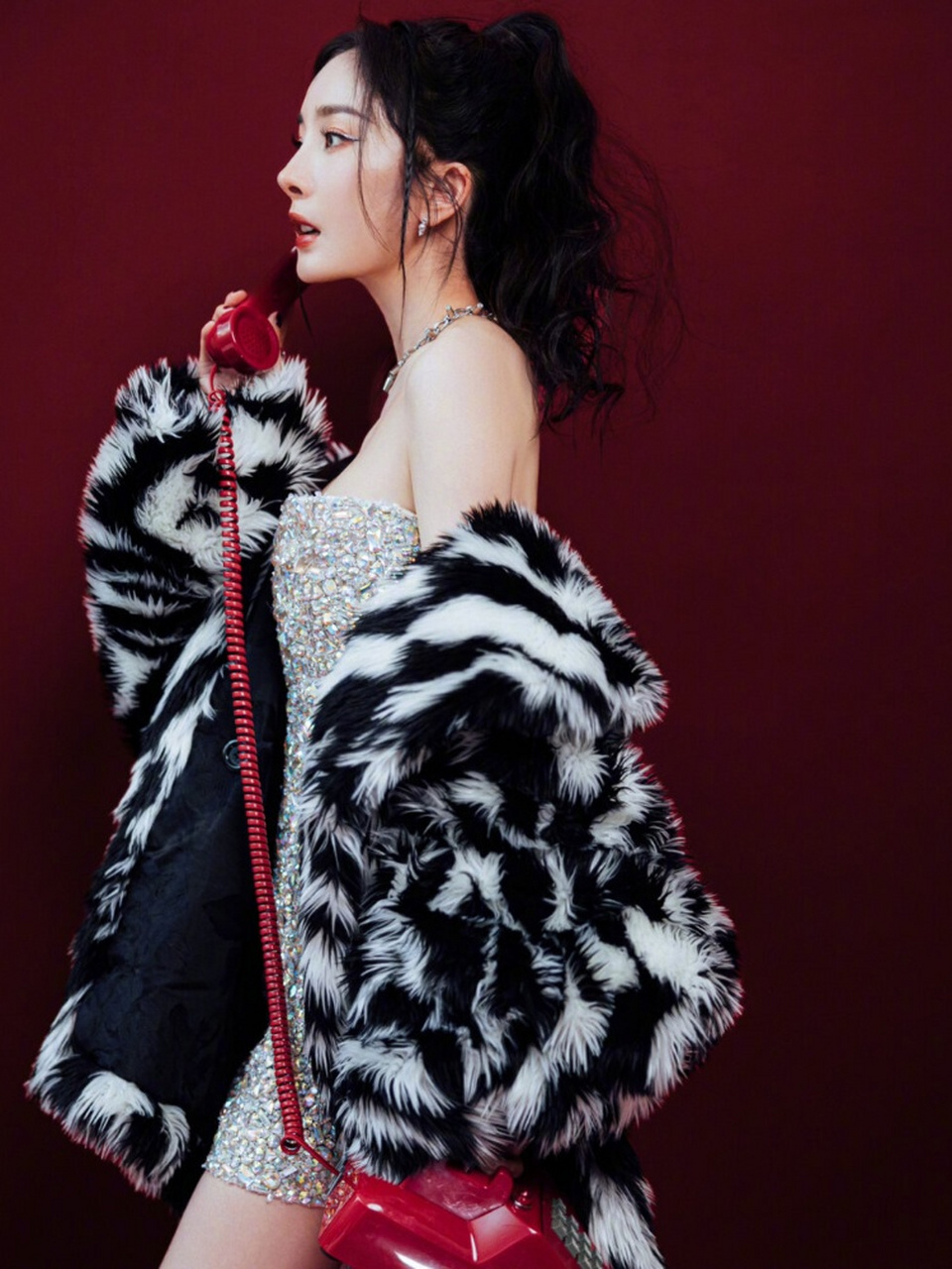 杨幂的跨年晚会妆容  杨幂的跨年晚会妆容,如诗如画,似梦似幻.