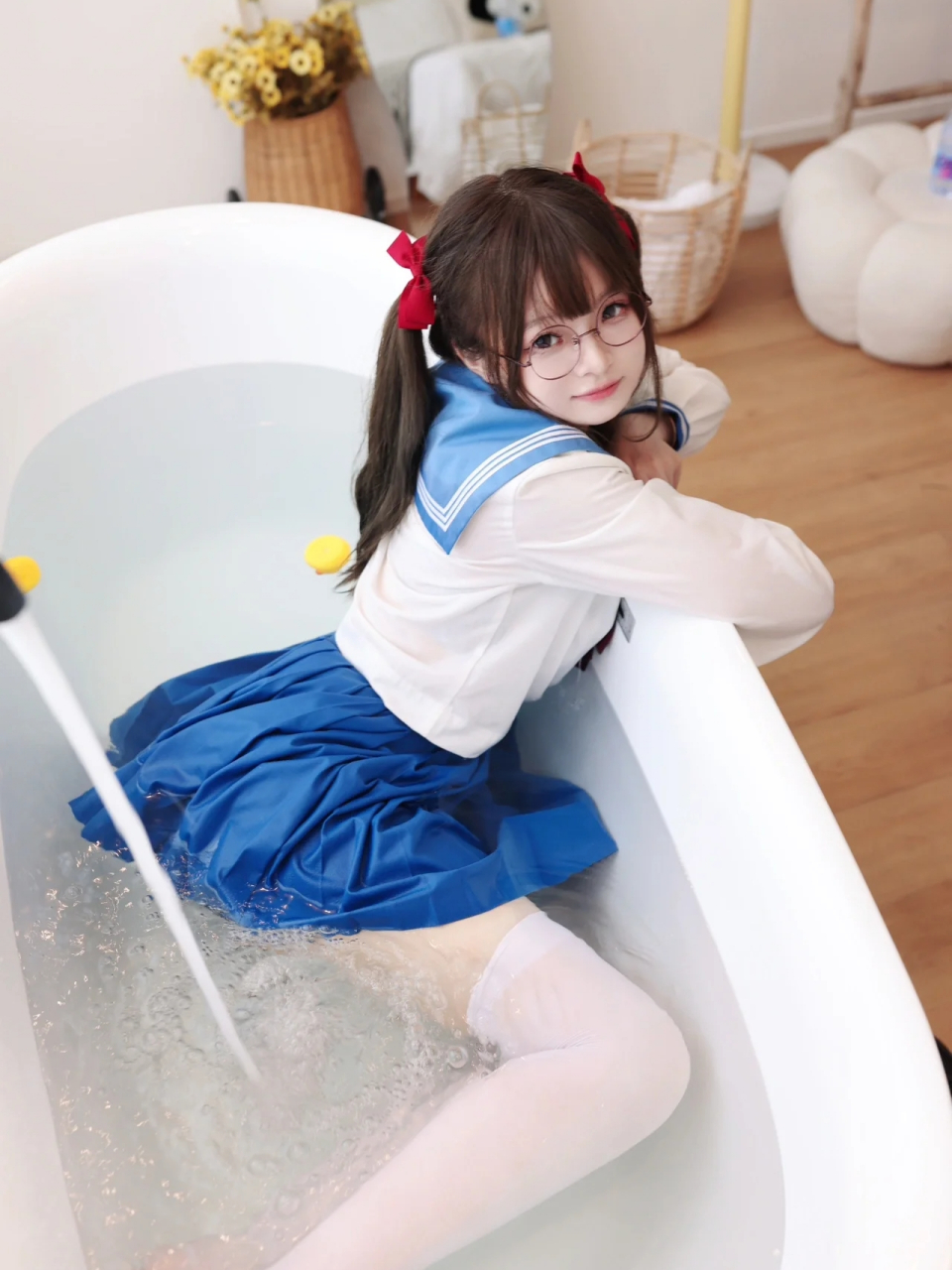 一组巨出片的浴缸jk写真 红色的蝴蝶结配上蓝色的水手服放在干净的