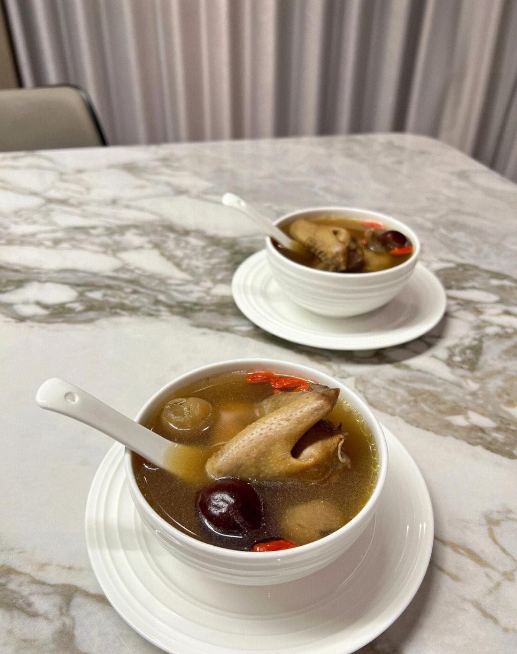食补补气益血桂圆红枣鸽子汤一鸽胜九鸡,鸽子的鲜味是鸡肉媲美不了的.