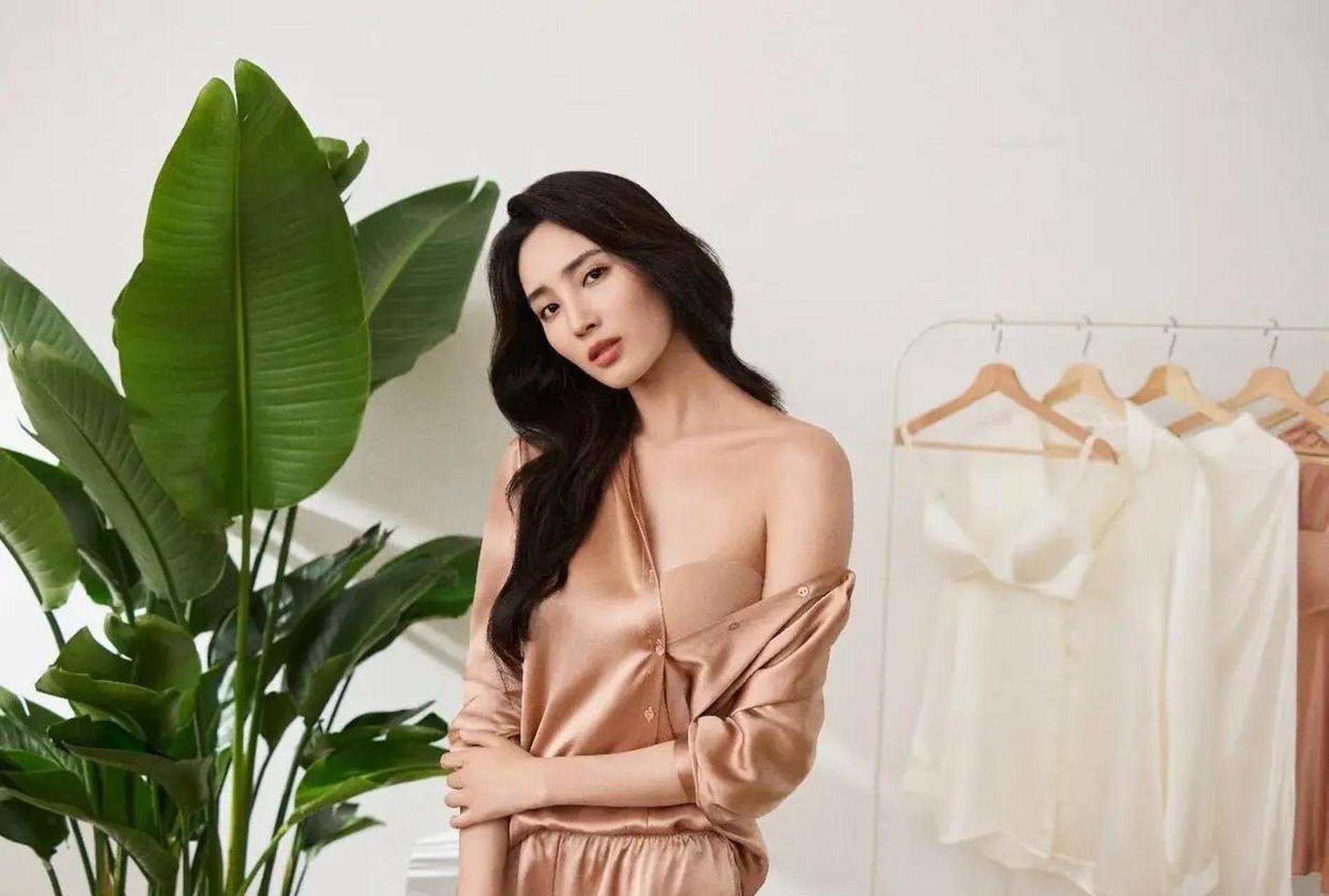 王紫璇身材真的非常的有料,在健康和好身材的加持下衣品也是非常的有