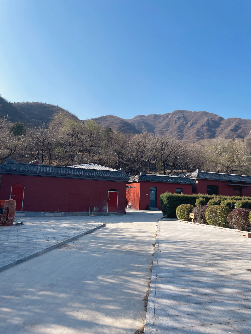 凤凰山陵园运用了先秦建筑庭院式的组群与布局,并采用均衡对称的方式