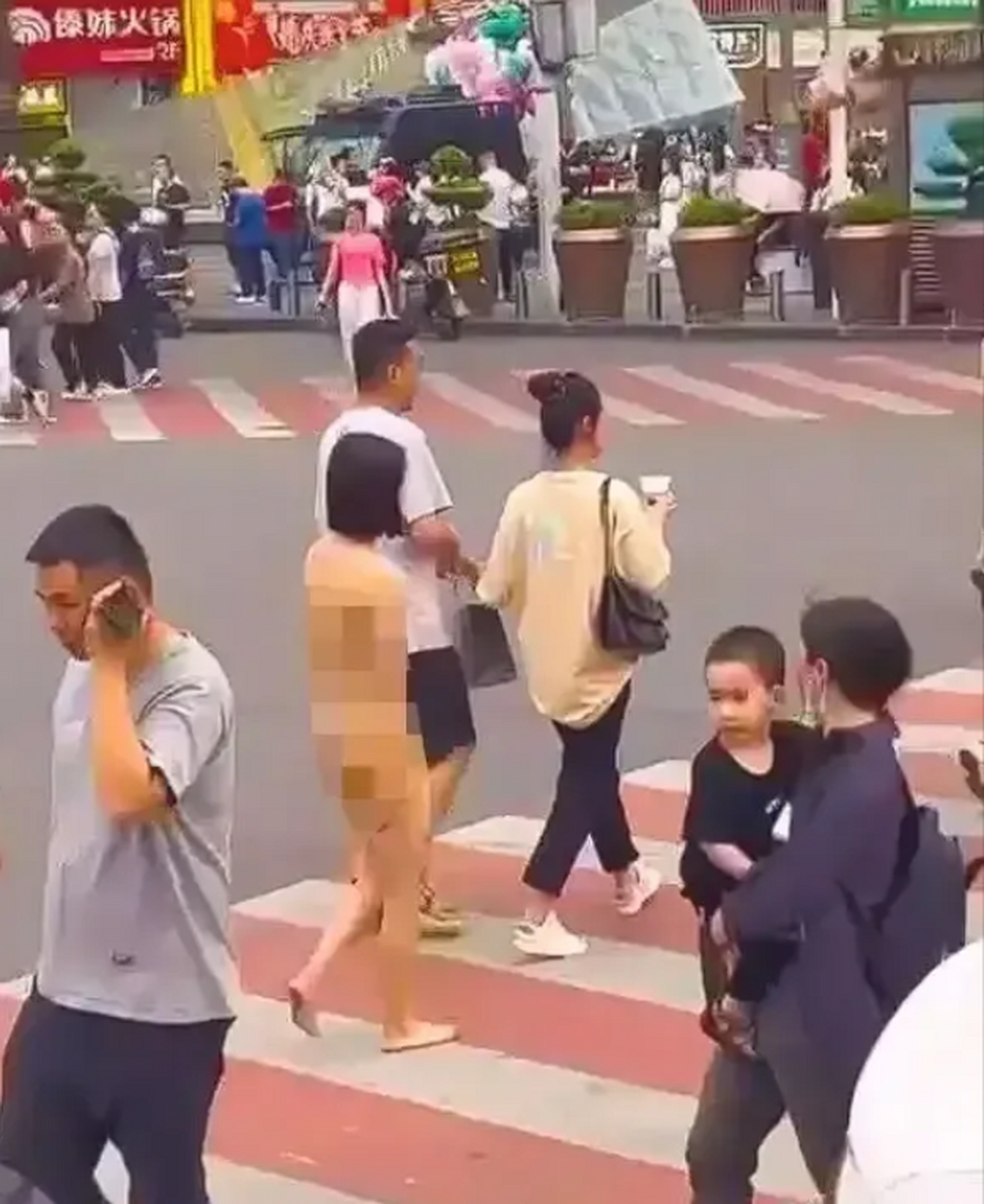近日,长沙五一广场,一位女子脱光衣服,裸体走上街头在人群中穿行,画面