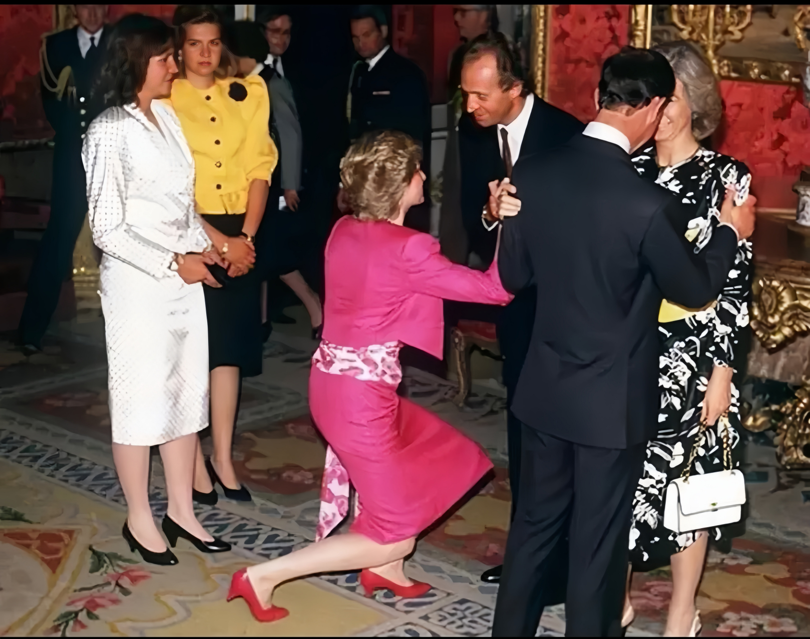 戴安娜认真的完成屈膝礼,虽然这是一种封建糟粕,但是她对待自己的工作