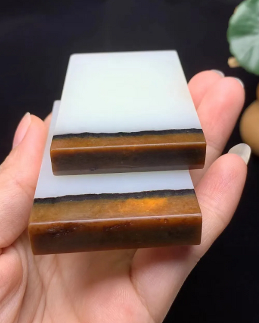 点击头像看直播##和田玉#和田玉俄料黑皮料挂件吊坠平安牌 白度一级