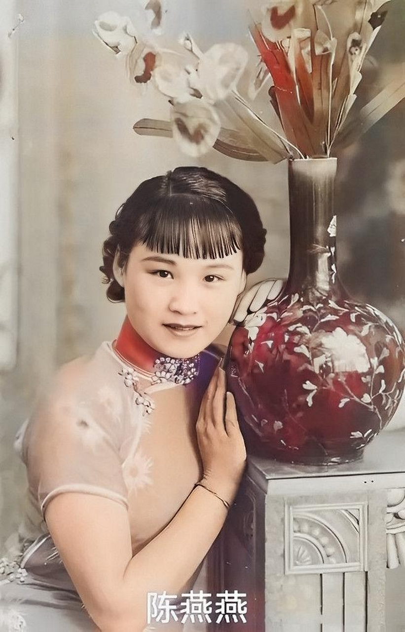 1937年,著名影星陈燕燕到她的朋友童月娟家吃饭.