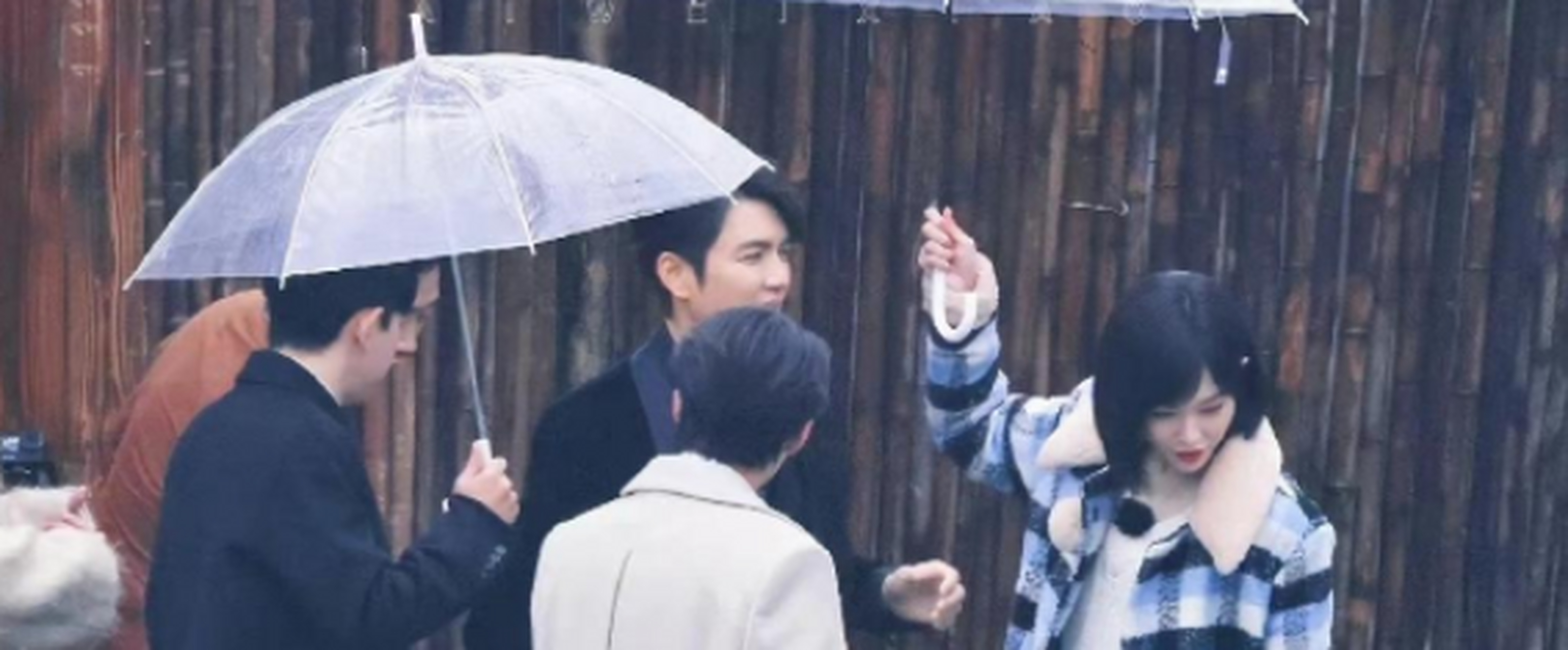 梦回何以笙箫默!唐嫣钟汉良雨中撑伞氛围感十足