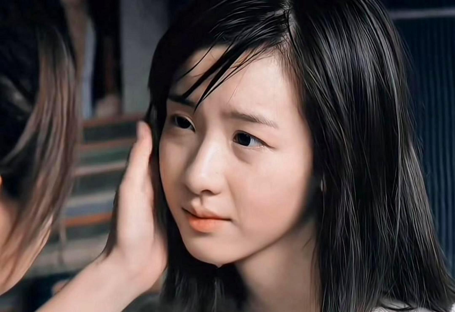 陈都灵在《左耳》时期的颜值达到了巅峰,她的清纯感是娱乐圈中难以