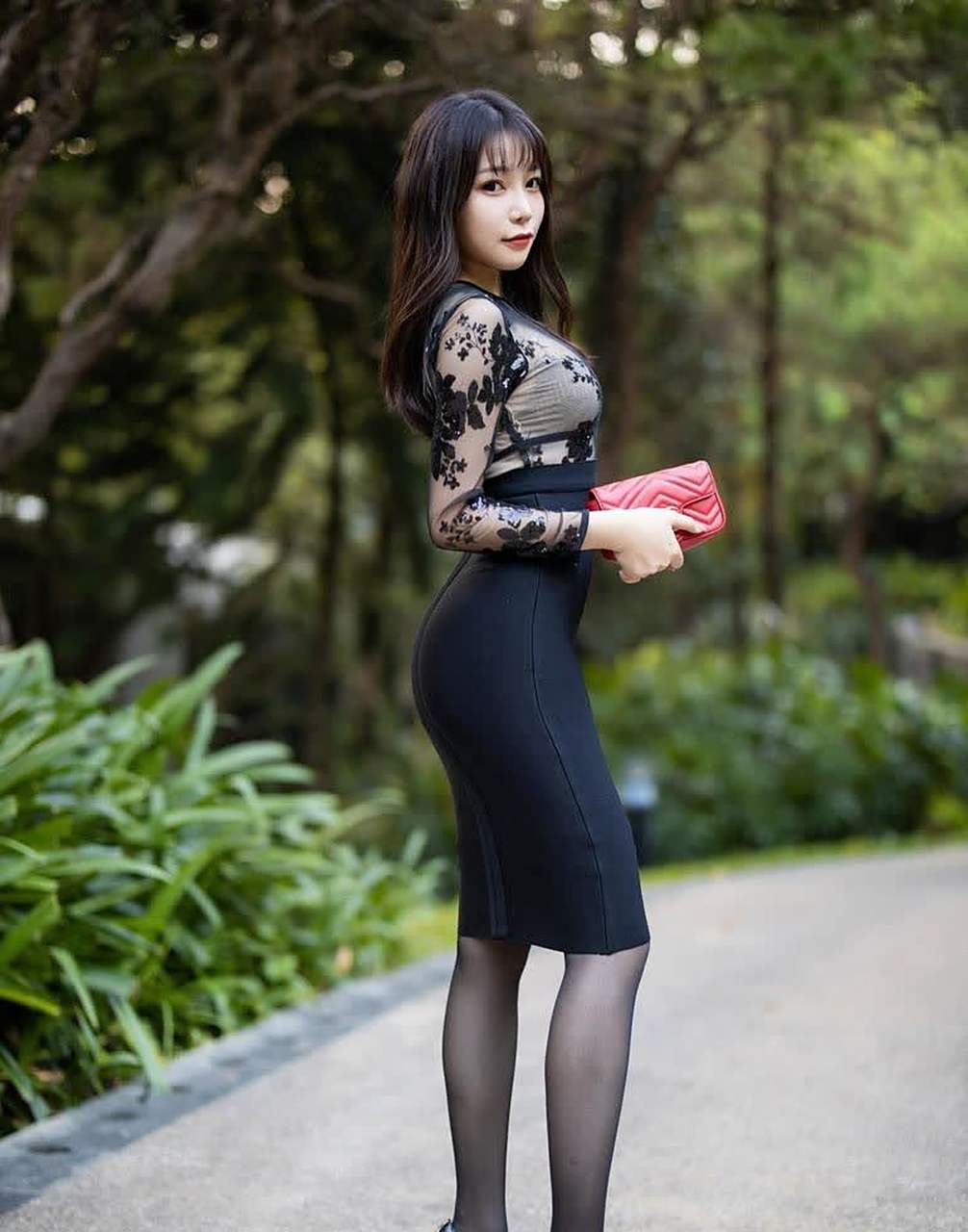 黑色蕾丝紧身裙搭配黑色高跟丝袜时尚又性感,让你秒变气质女神