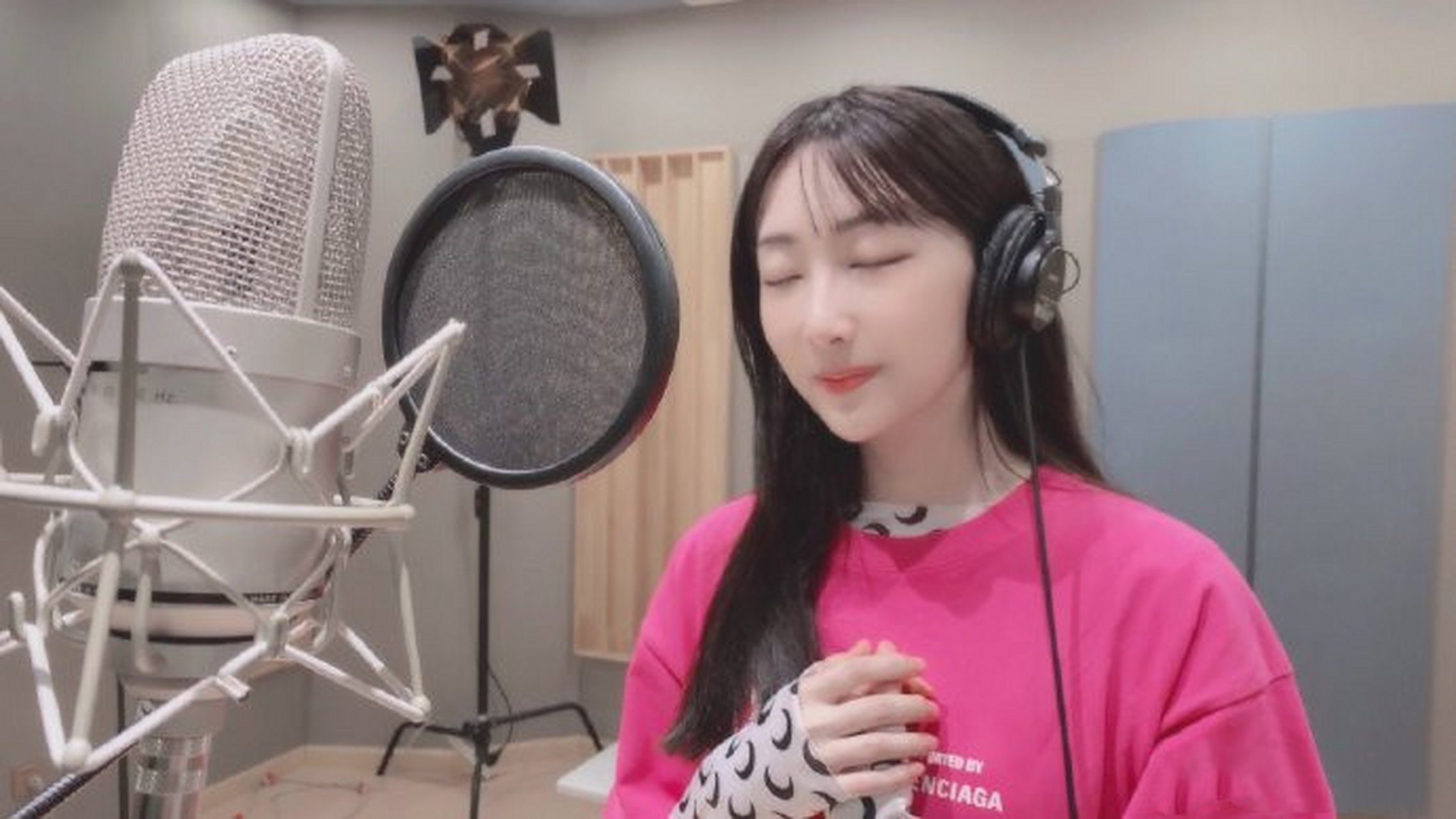 钟祺一组录歌花絮照,工作的样子好认真[亲吻]#钟祺# #大可不必520