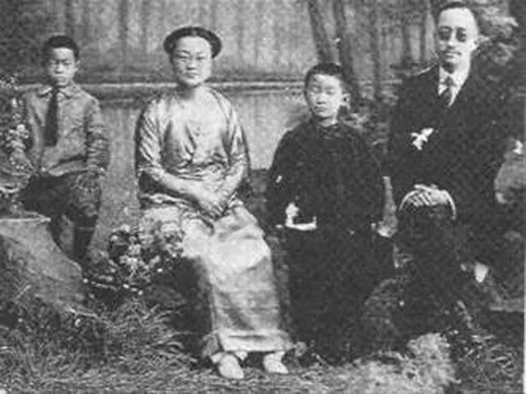 1924年,吴弱男发现章士钊与在外头包养小妾,妻子吴弱男知道后,与