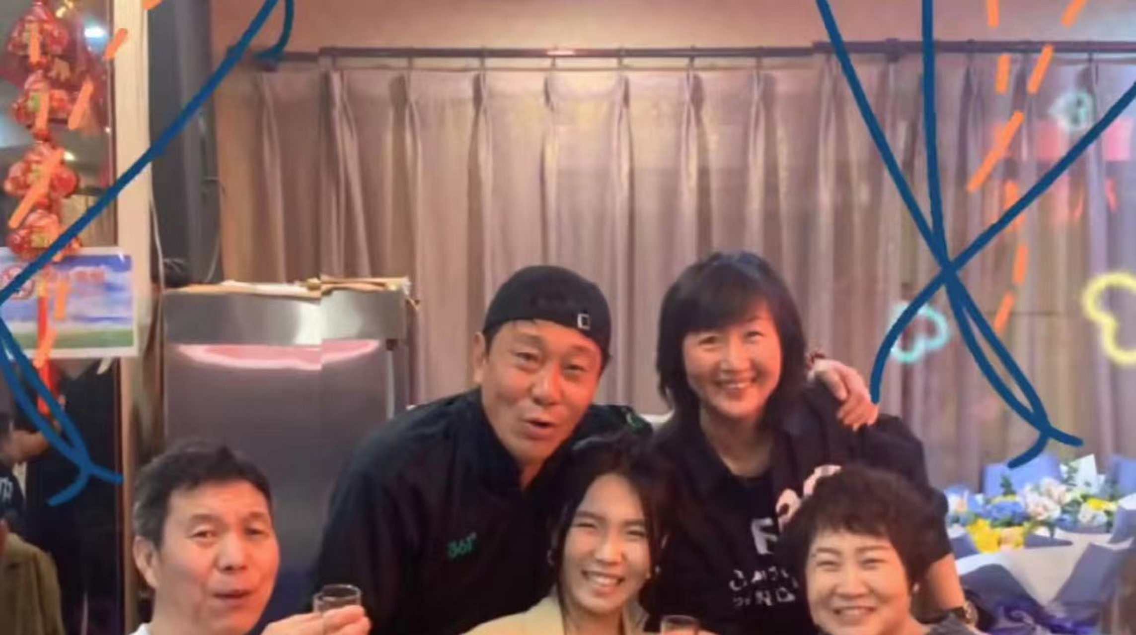 52岁高峰庆生晒全家福!紧搂老婆秀恩爱,怀抱小男孩似那英儿子