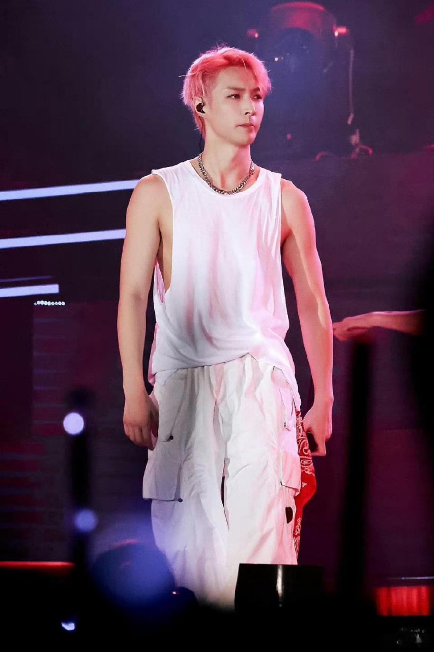 张艺兴,鹿晗红发白背心,谁身材更好