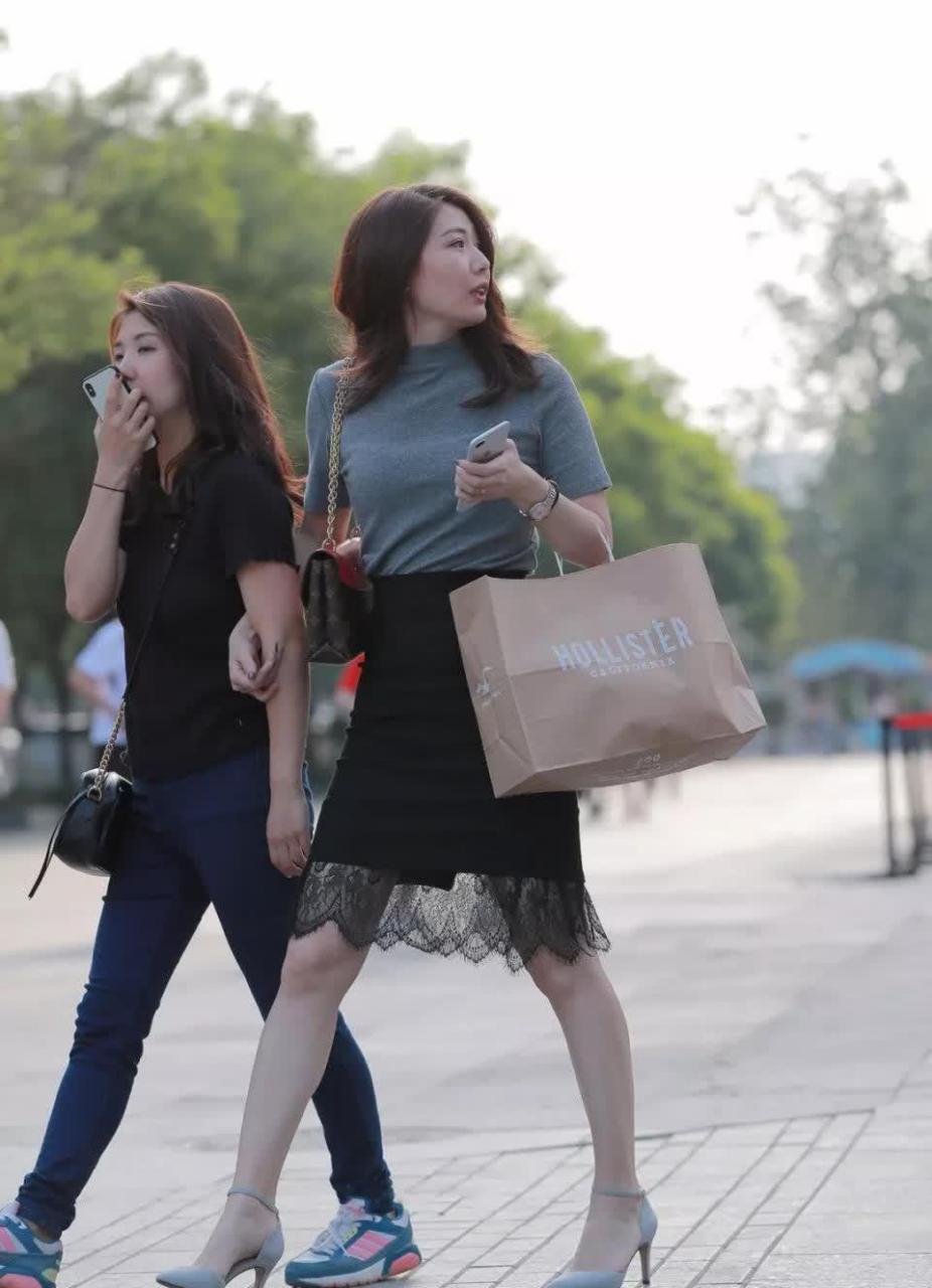 街拍:气质高雅身姿迷人的极品美妇,大高个穿什么都是那么好看!