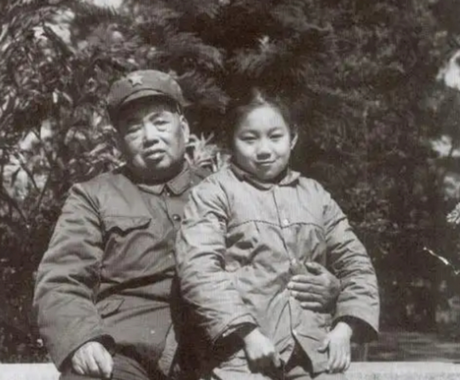60年代许世友和小女儿许华山的合影,当时他是南京军区的司令员,许华山