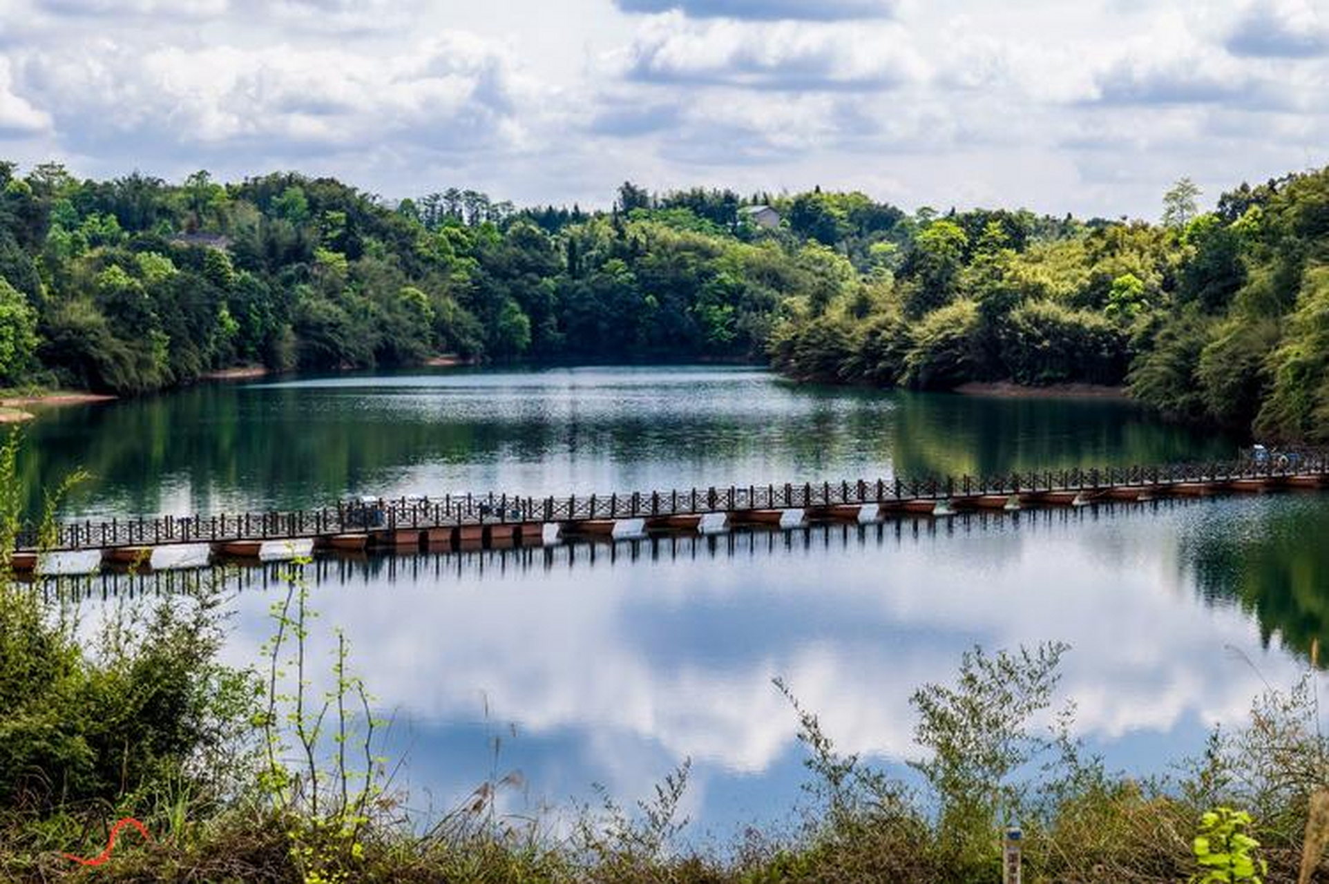 泸州凤凰湖,位于纳溪区大渡口镇,这里紧邻美丽长江,占地面积约60平方