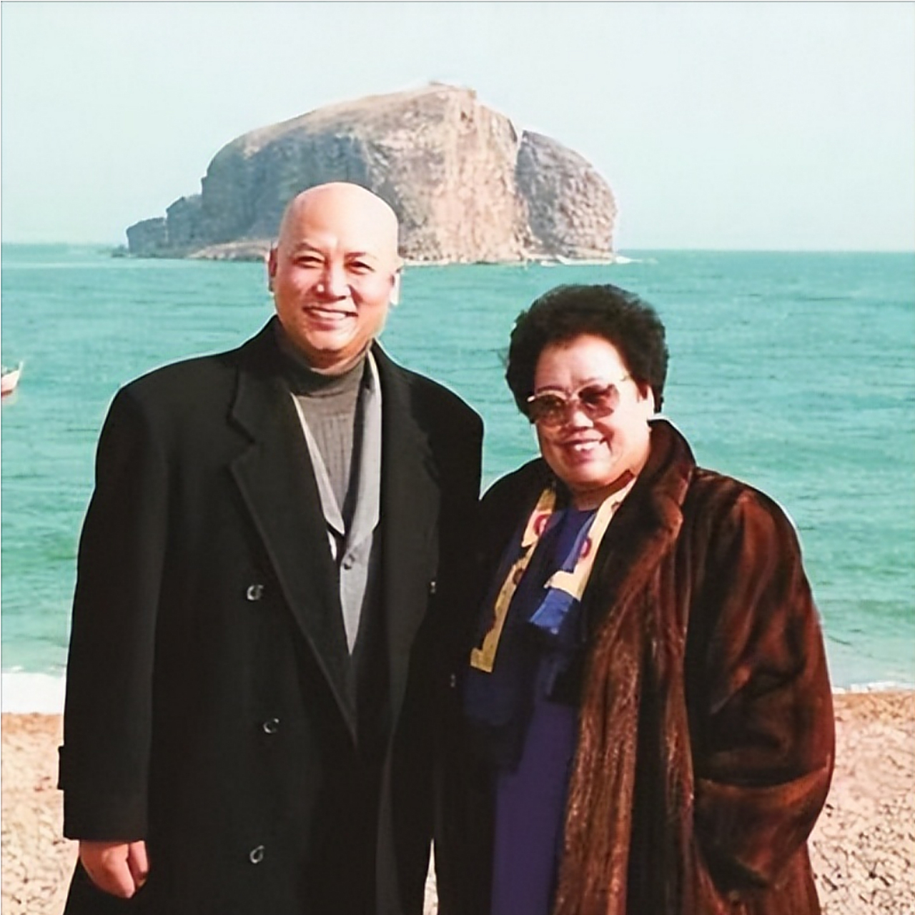 1990年,49岁的陈丽华嫁给了38岁的迟重瑞.