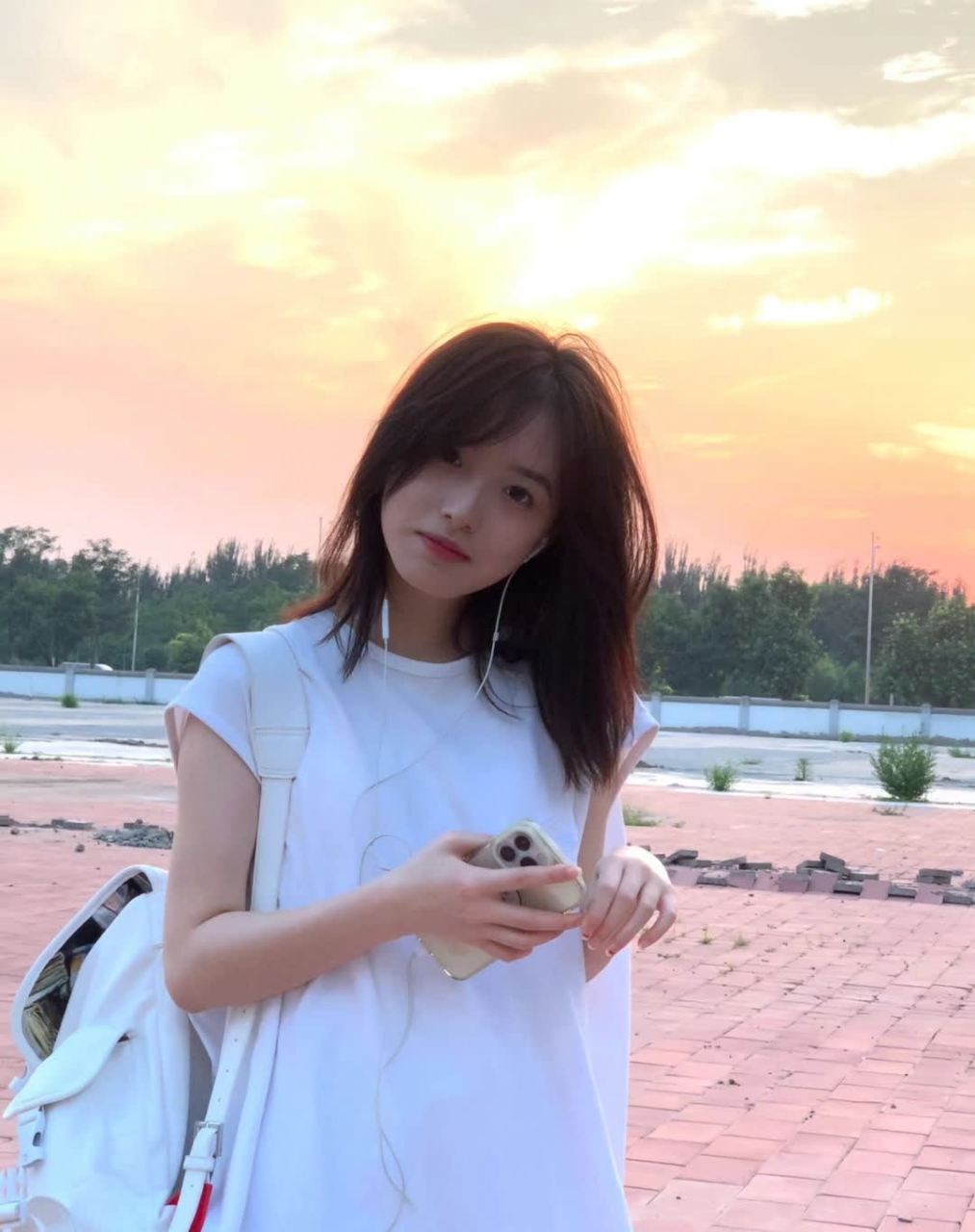 夕阳很美,小姐姐也很美,完美融合[色][左捂脸]
