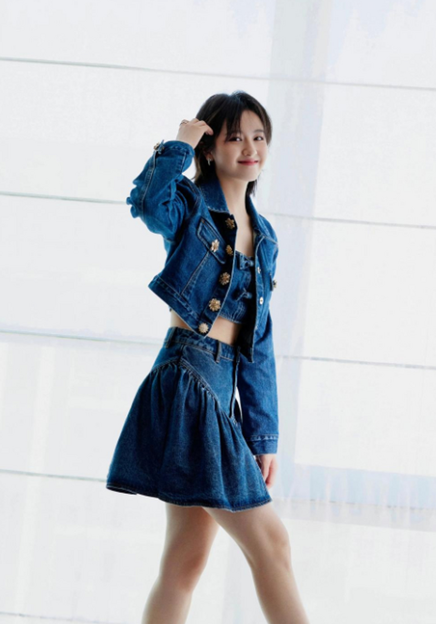 李兰迪晒马甲线  #李兰迪# #美女# #娱乐最前沿