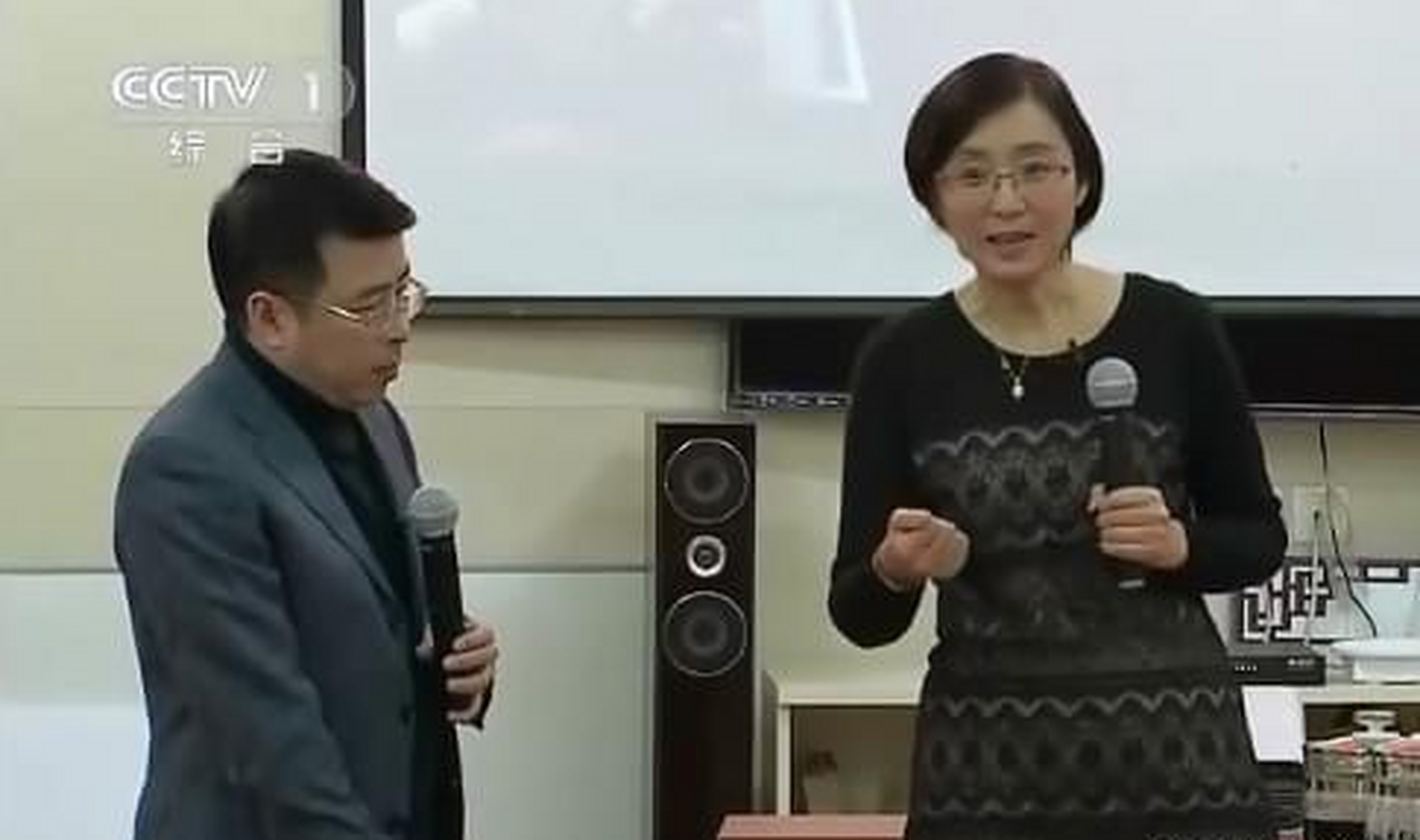 在中央电视台综合频道《生活圈》节目中 一位医生正拿着手里的中药为