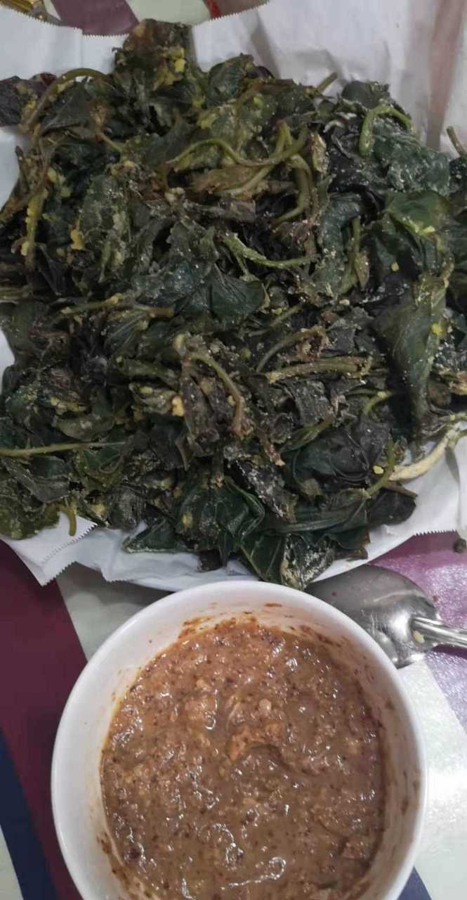 今晚吃忆苦思甜饭同事给从老家带来的地瓜叶子,今天终于有时间吃了,弄