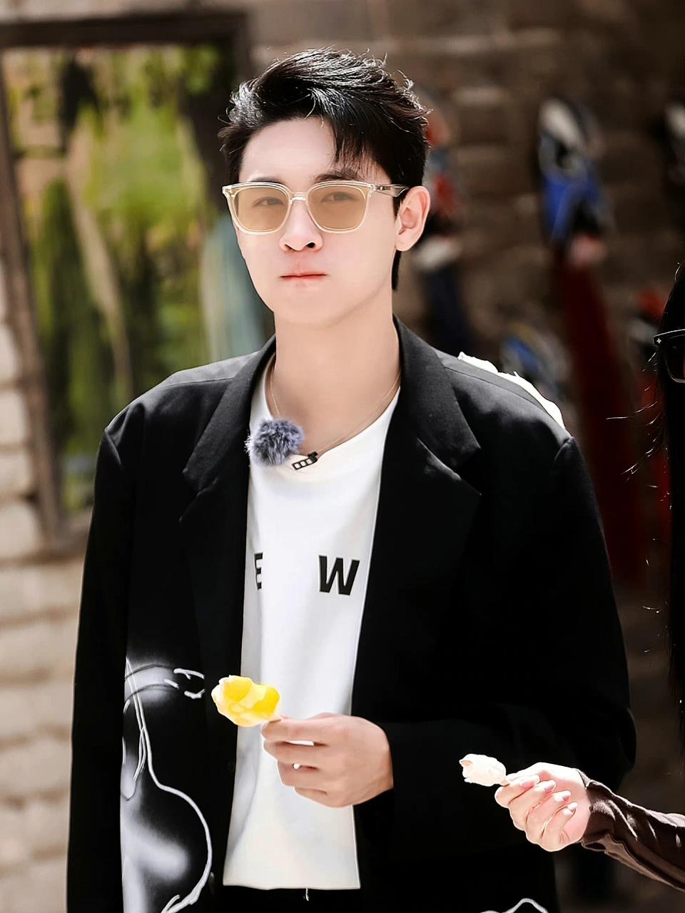 秦霄贤综艺《全力以赴的行动派》的一组穿搭, 百元字母t恤搭配印花