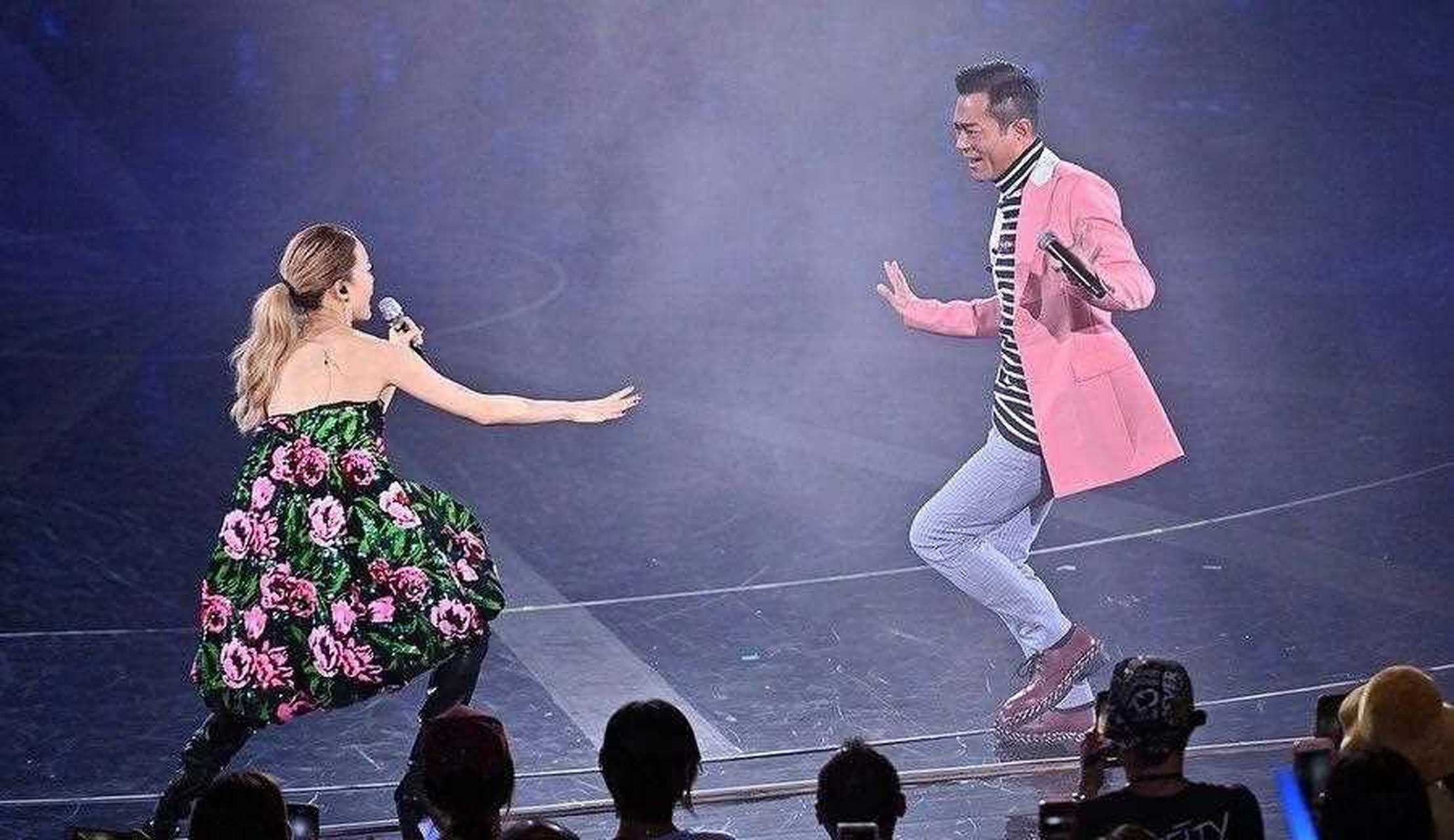 【古天乐现身容祖儿演唱会,这次还是穿粉色,但是搭配更加大胆前卫了不