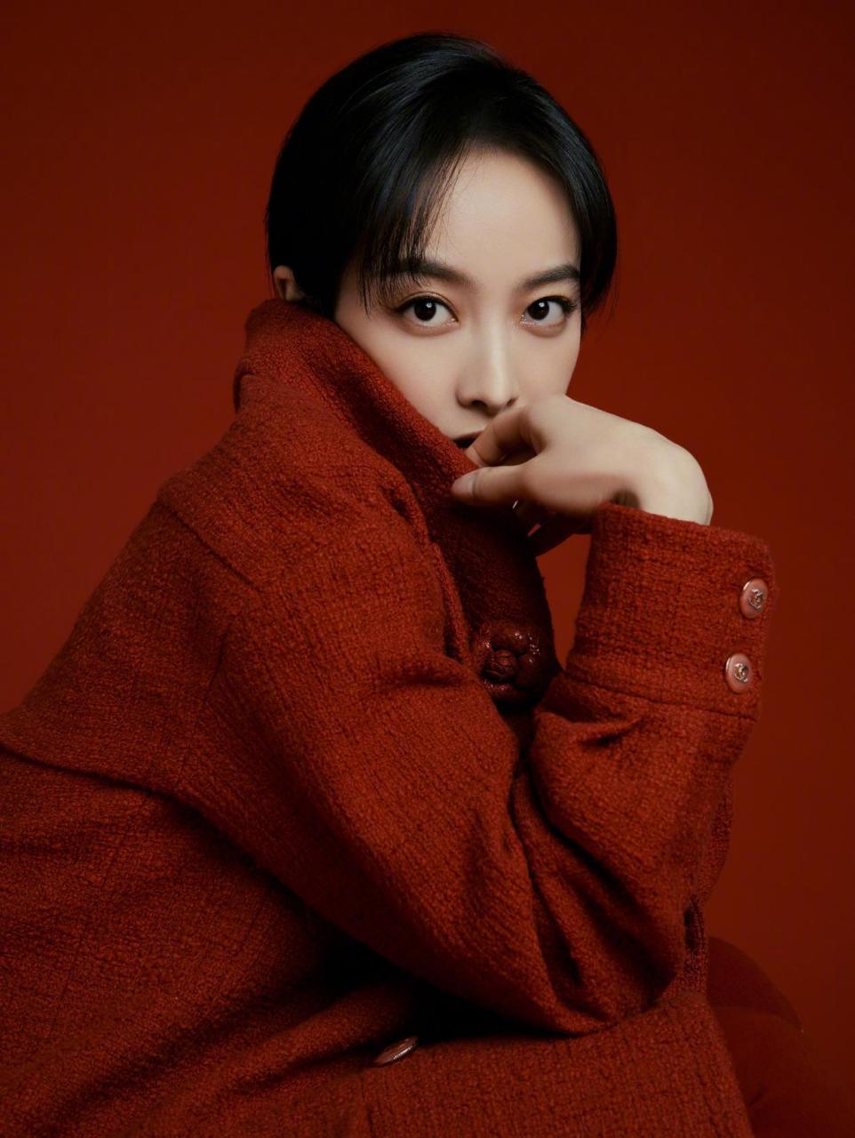 宋茜首登春晚献唱歌曲《真爱起舞》 穿着红色香奈儿外套,搭配金色配饰